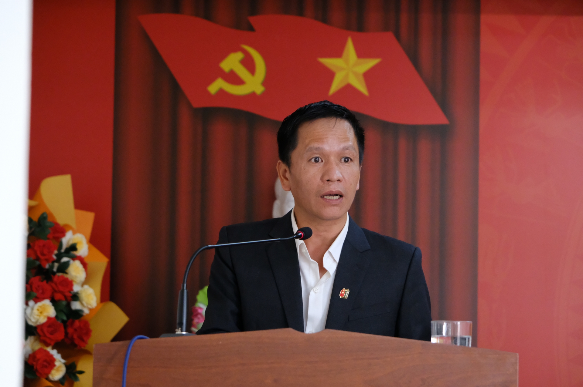 Đồng chí Nguyễn Hồng Hải - Phó Bí thư Chi bộ phụ trách Chi bộ Báo Lâm Đồng thông qua báo cáo kiểm điểm Ban chấp hành Chi bộ nhiệm kỳ 2020 - 2025