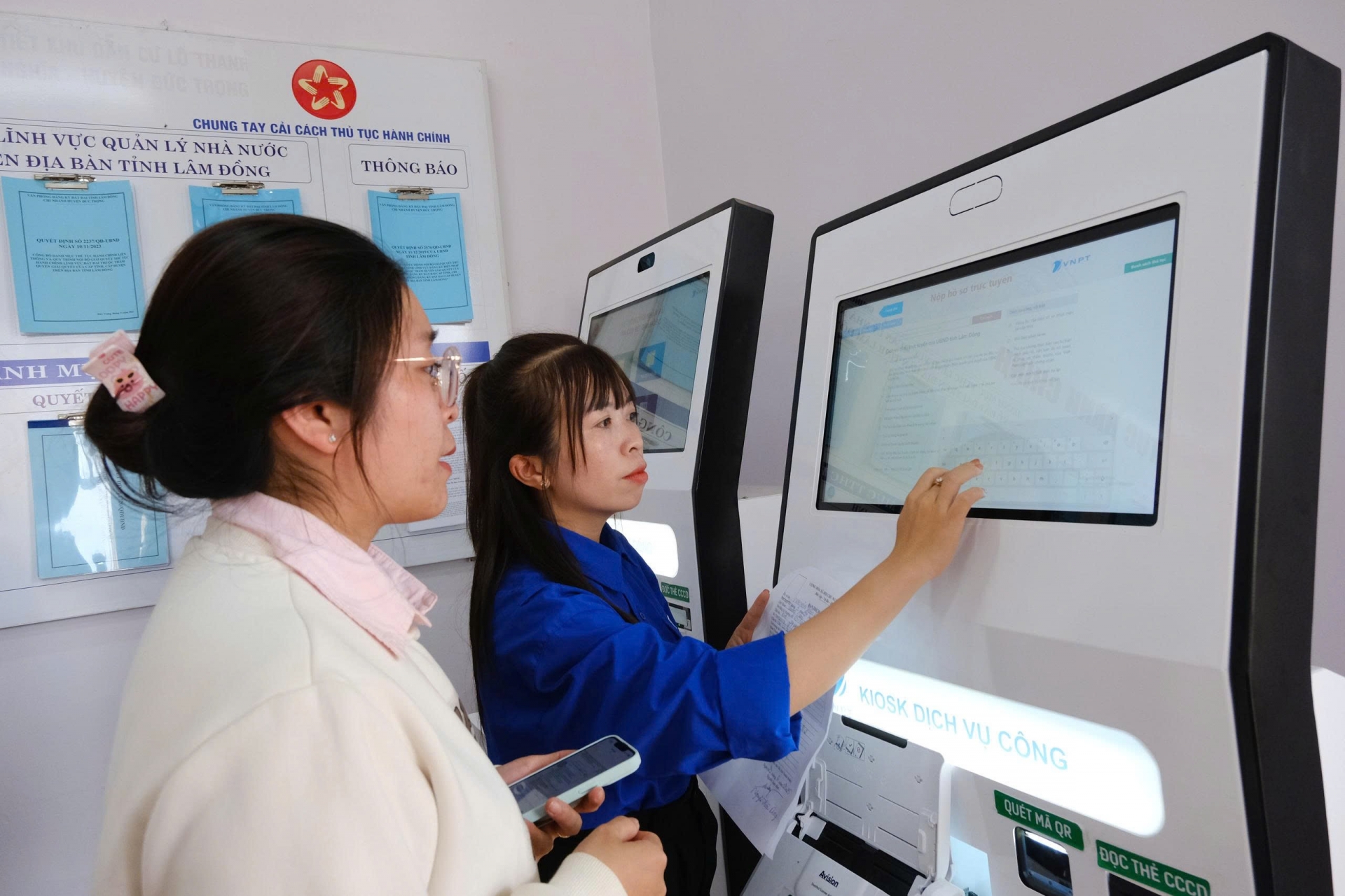 Cán bộ tiếp nhận, giải quyết hồ sơ thủ tục hành chính cho người dân 