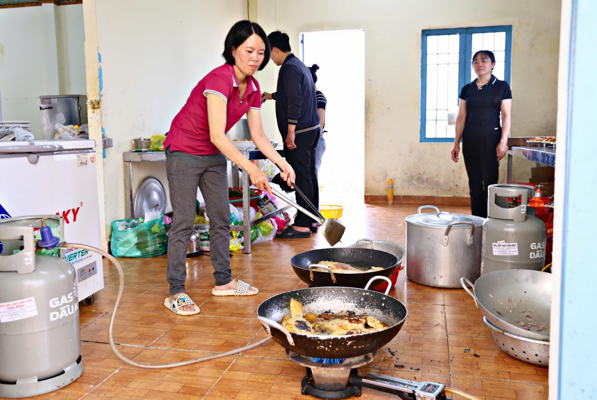 Trường THPT Langbiang hợp đồng với dịch vụ nấu ăn chuyên nghiệp để lo các bữa ăn cho TS.