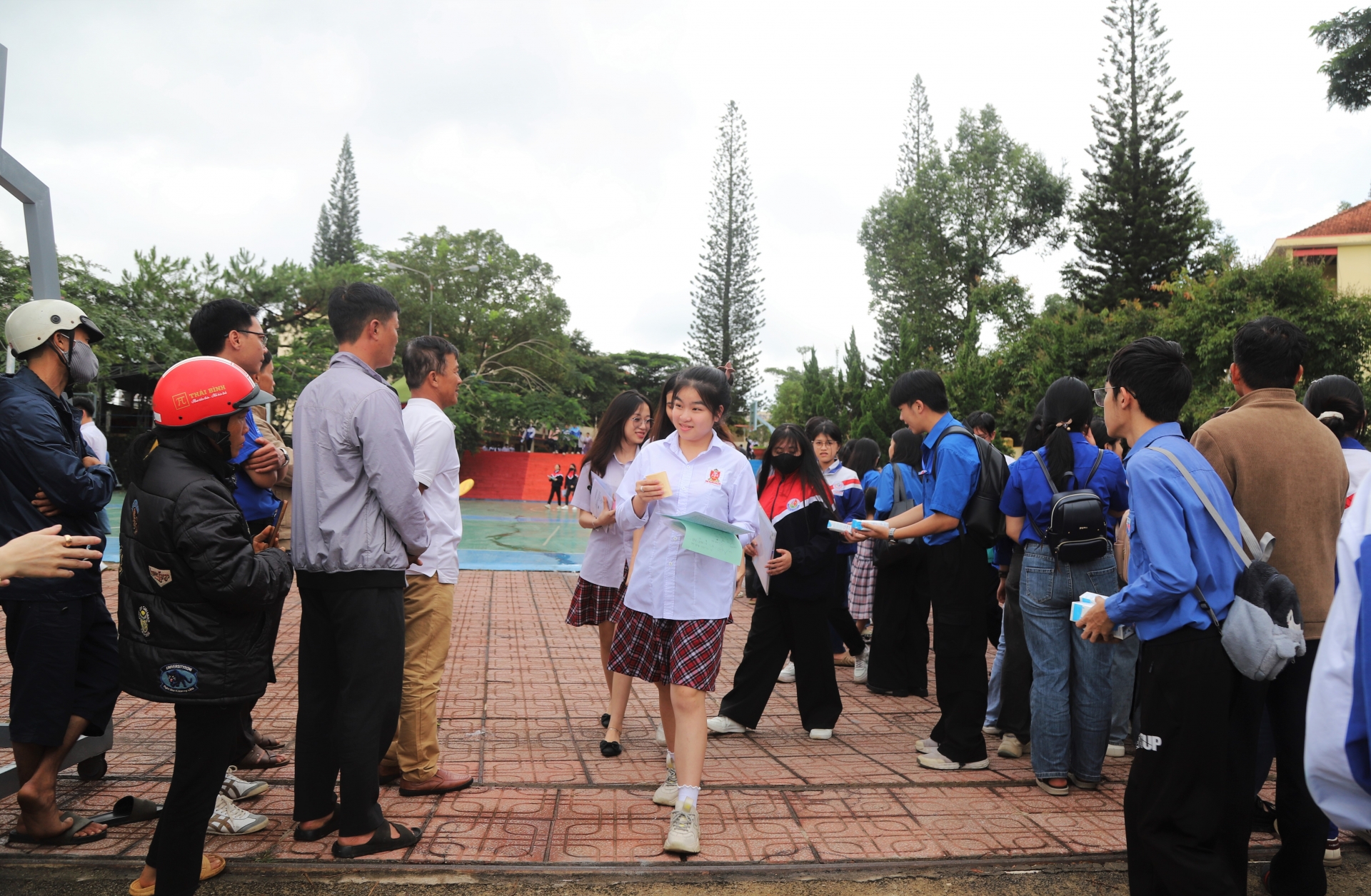 Những TS đầu tiên rời khỏi phòng thi tại Điểm thi Trường THPT Bảo Lộc được phụ huynh vui mừng chào đón.