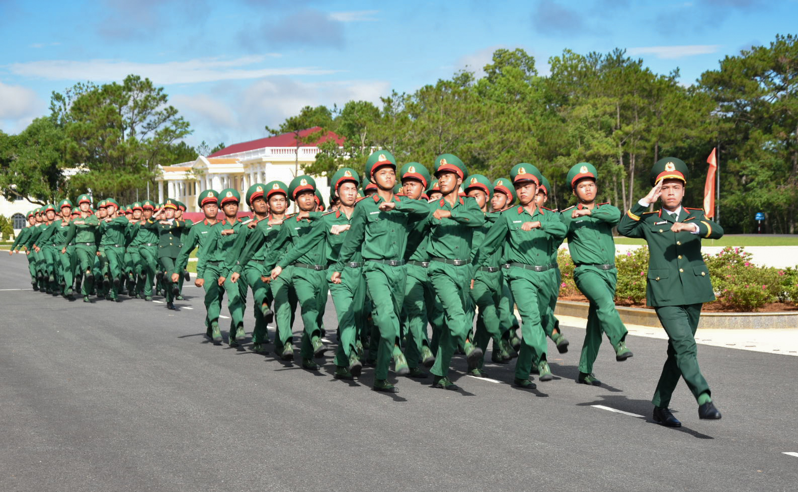 Duyệt đội ngũ tại buổi lễ tuyên thệ 