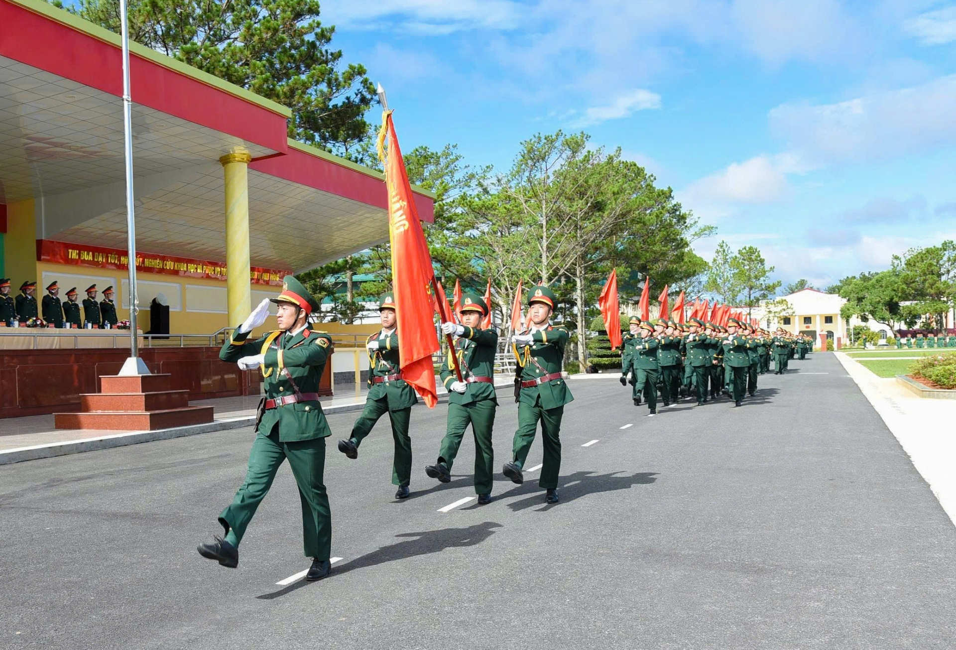  Duyệt đội ngũ tại buổi lễ tuyên thệ 
