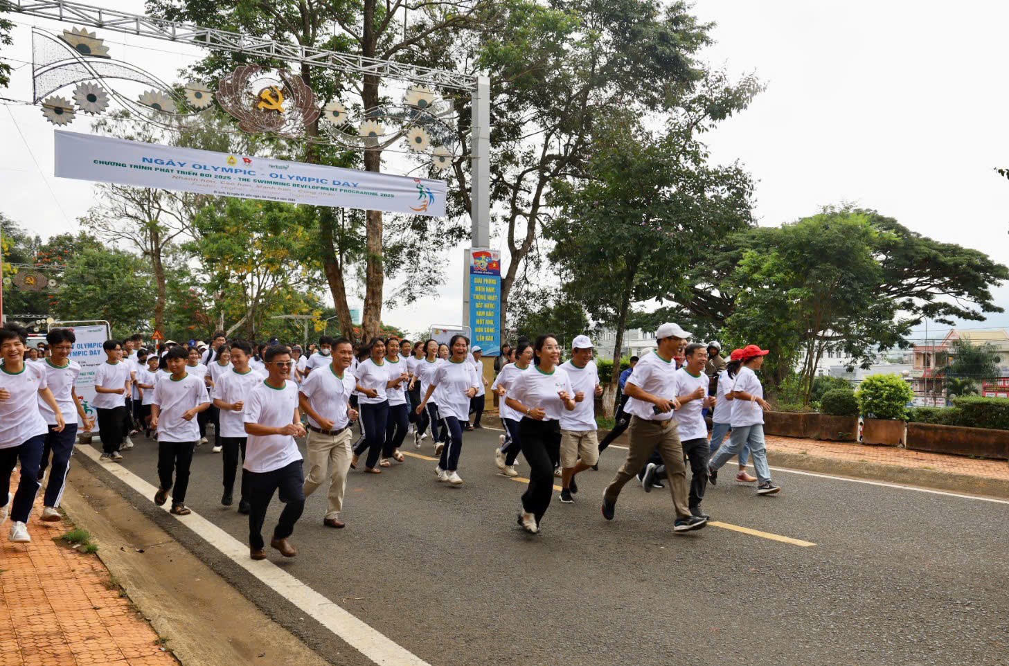 Đông đảo đại biểu, đoàn viên, thanh niên tham gia chạy hưởng ứng