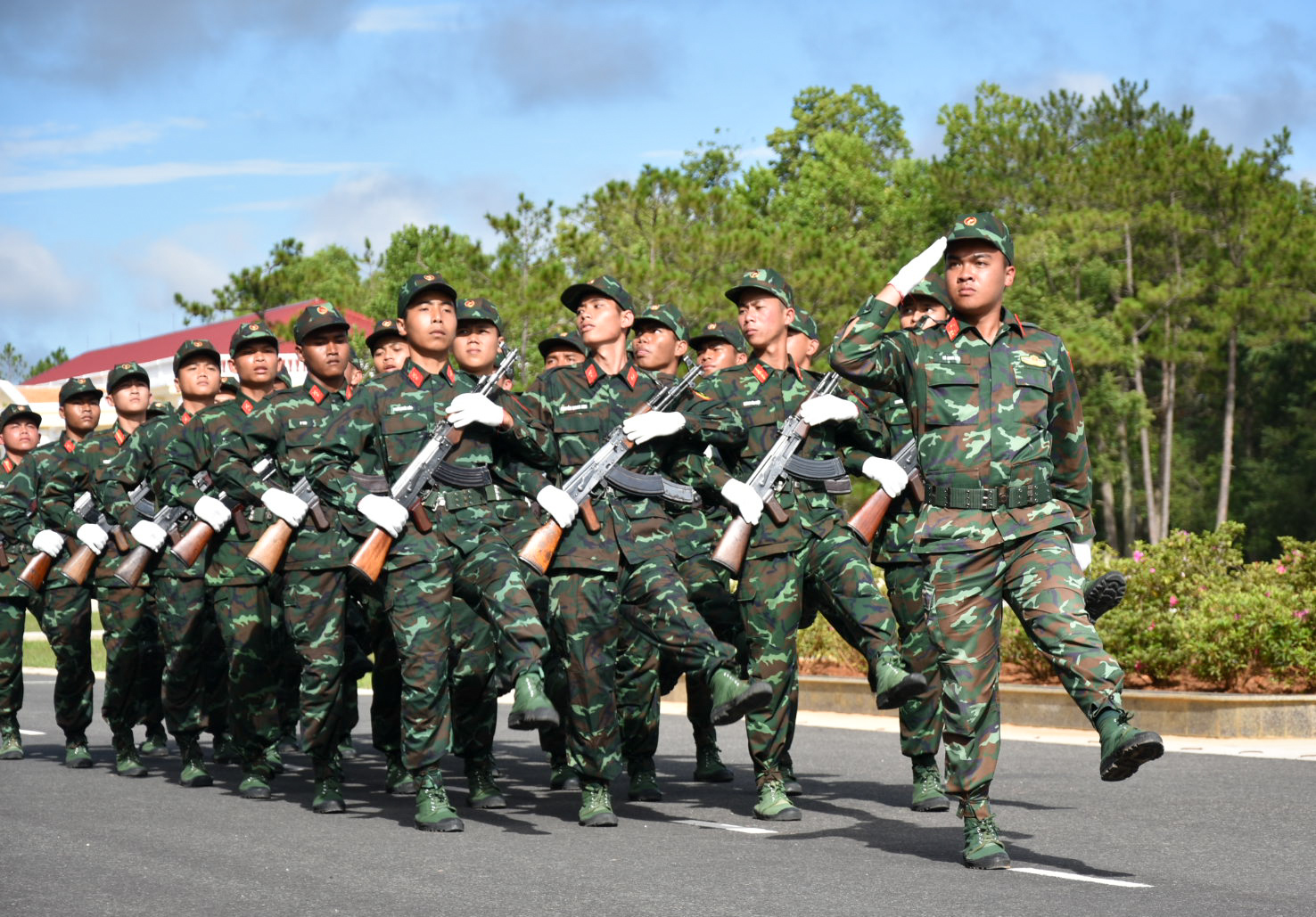 Duyệt đội ngũ tại buổi lễ tuyên thệ 
