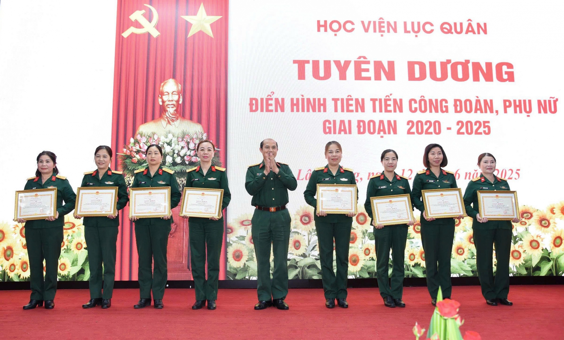 Trao giấy khen cho các tập thể, cá nhân có thành tích 