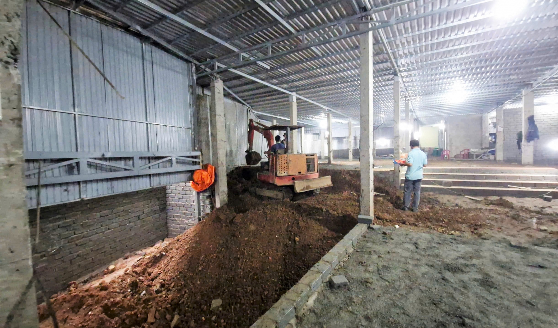 Tại đây còn có 1 máy múc đang thực hiện hành vi đào đắp, san gạt mặt bằng