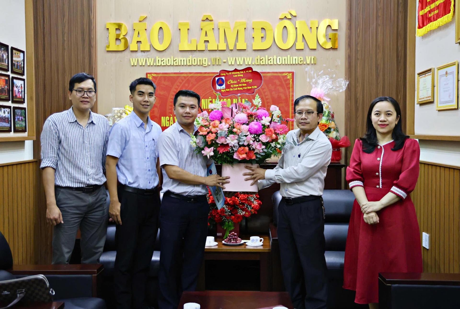 Công ty Cổ phần Khoáng sản và Vật liệu xây dựng chúc mừng Báo Lâm Đồng