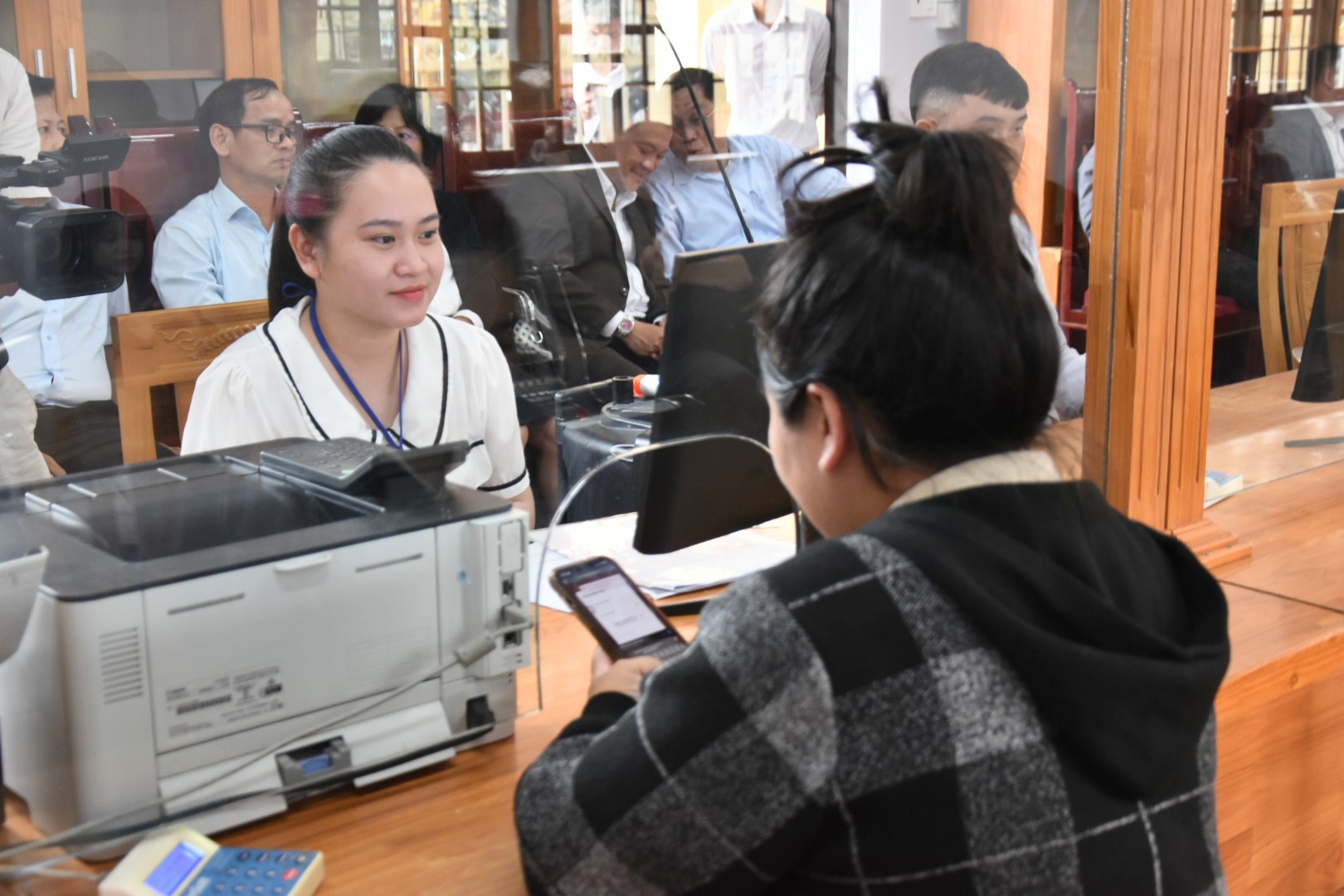 Cán bộ, công chức niềm nở, nhiệt tình hỗ trợ người dân giải quyết thủ tục hành chính 