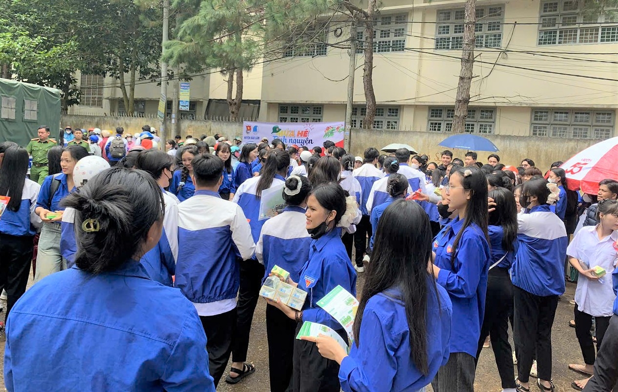 Thanh niên tình nguyện phát tặng sữa hộp miễn phí cho thí sinh