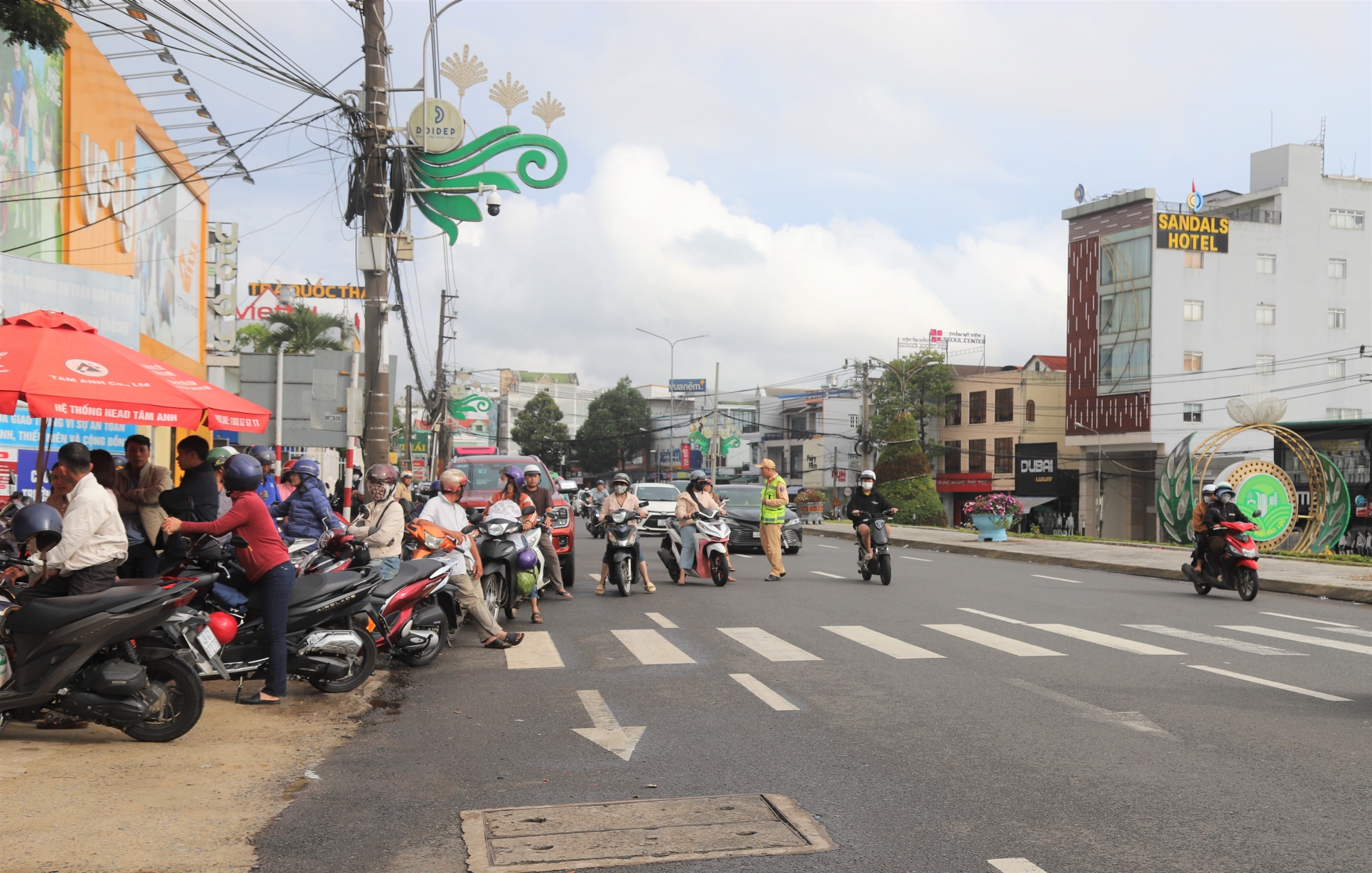 Điểm thi trường THPT Nguyễn Du nằm trên Quốc lộ 20 luôn được lực lượng cảnh sát giao thông túc trực điều tiết đảm bảo an toàn giao thông