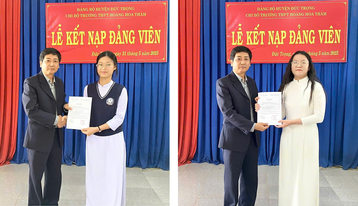 Trao quyết định kết nạp đảng cho 2 học sinh Bùi Thị Uyên Phương và Hà Phạm Thảo Nguyên