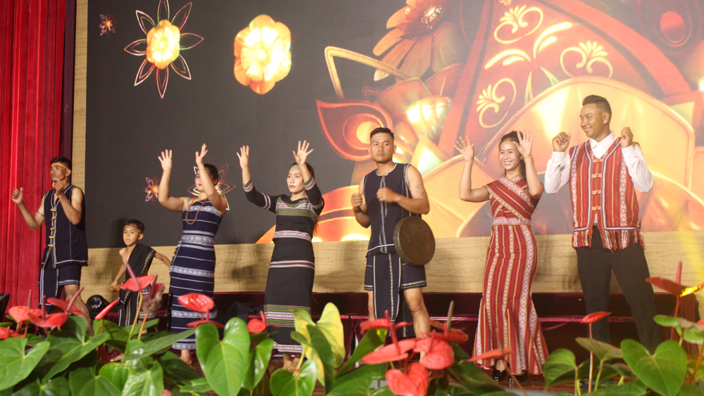 Hội thi hát dân ca và trình diễn trang phục dân tộc