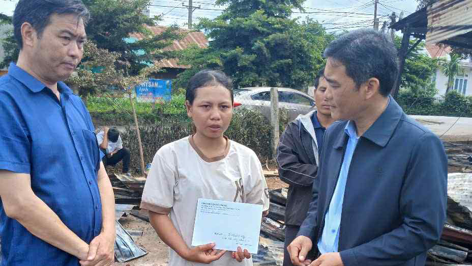 Lãnh đạo UBND huyện Đức Trọng kịp thời thăm hỏi, hỗ trợ gia đình bị hỏa hoạn