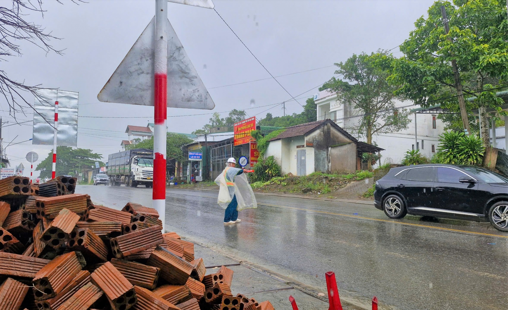Đơn vị thi công bố trí người điều tiết 2 đầu Cống ngang để đảm bảo an toàn giao thông sau khi dừng thi công công trình