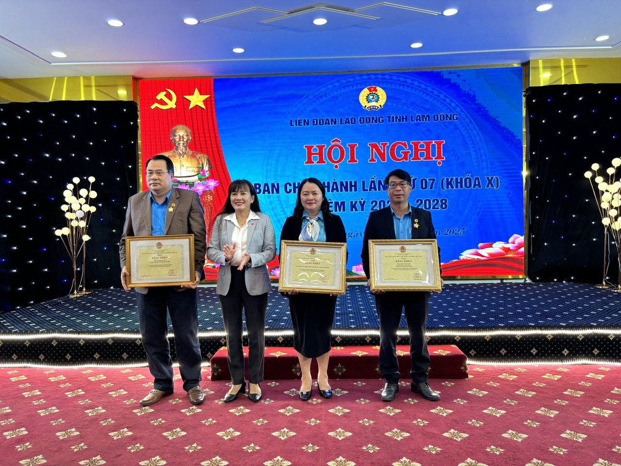 Trao Bằng khen của LĐLĐ tỉnh cho tập thể và cá nhân