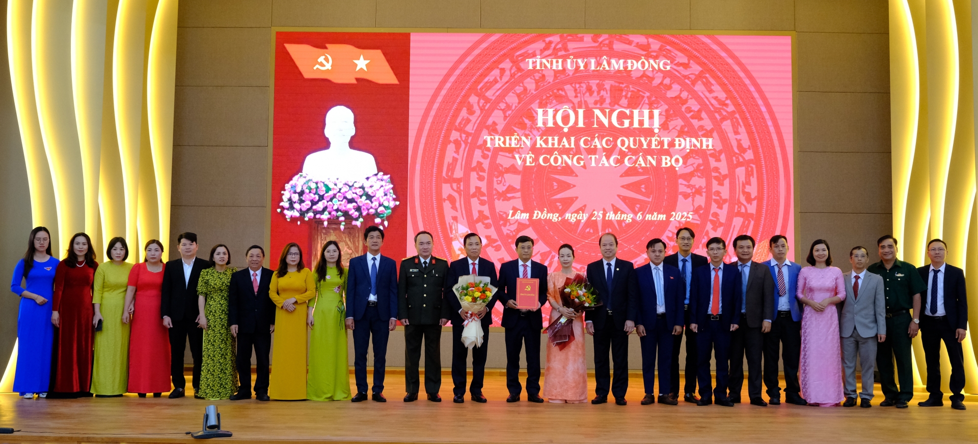 Các đồng chí trong Ban Chấp hành Đảng bộ xã Bảo Lâm 1 cùng lãnh đạo tỉnh