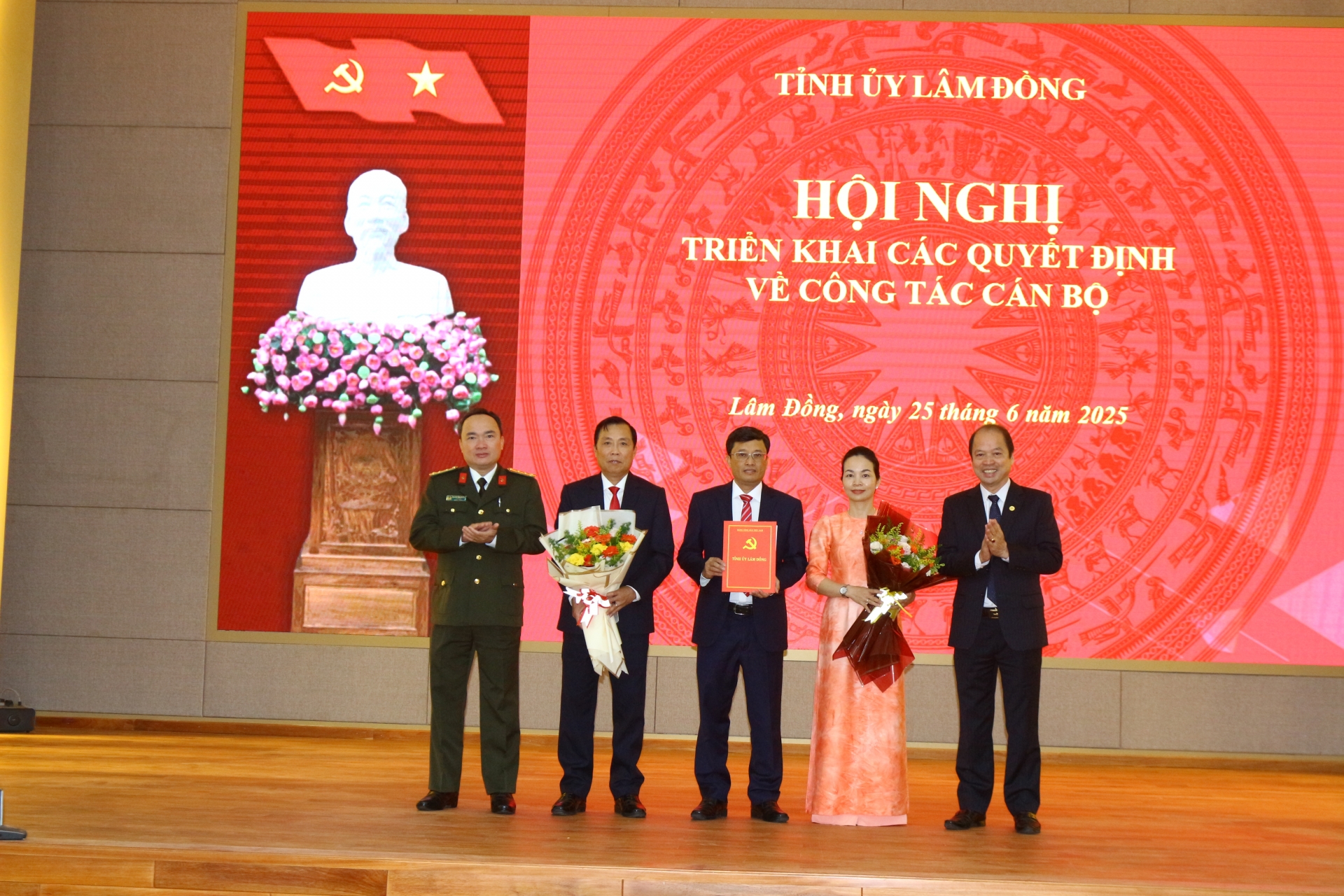 Đồng chí Trương Minh Đương - Uỷ viên Ban Thường vụ Tỉnh ủy, Giám đốc Công an tỉnh trao quyết định về công tác cán bộ đối với xã Bảo Lâm 1