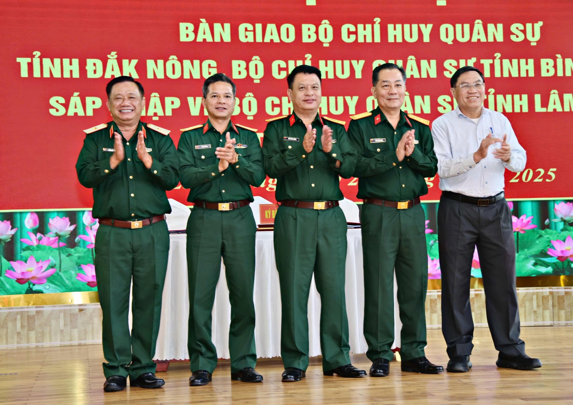 Đại diện các đơn vị bàn giao chụp hình lưu niệm với Thiếu tướng Trần Chí Tâm – Uỷ viên Đảng uỷ, Phó Chính uỷ Quân khu 7 và đồng chí Võ Ngọc Hiệp – Uỷ viên Ban thường vụ, Phó Chủ tịch UBND tỉnh Lâm Đồng