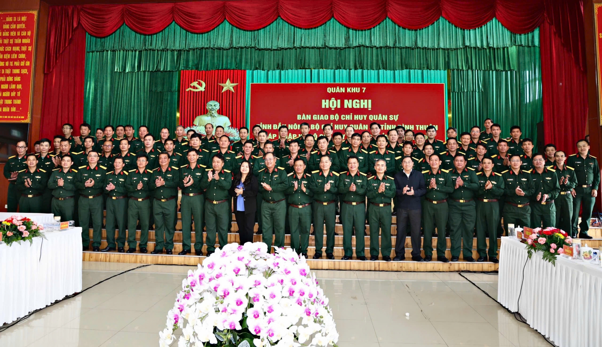 Các đại biểu chụp hình lưu niệm 