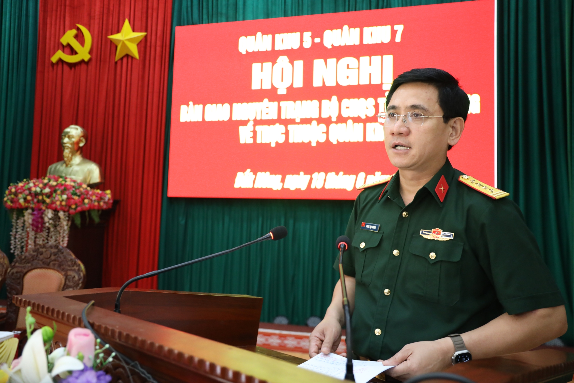 Đại tá Phan Đại Nghĩa, Phó Tư lệnh, Tham mưu trưởng Quân khu 5 phát biểu tại Hội nghị bàn giao