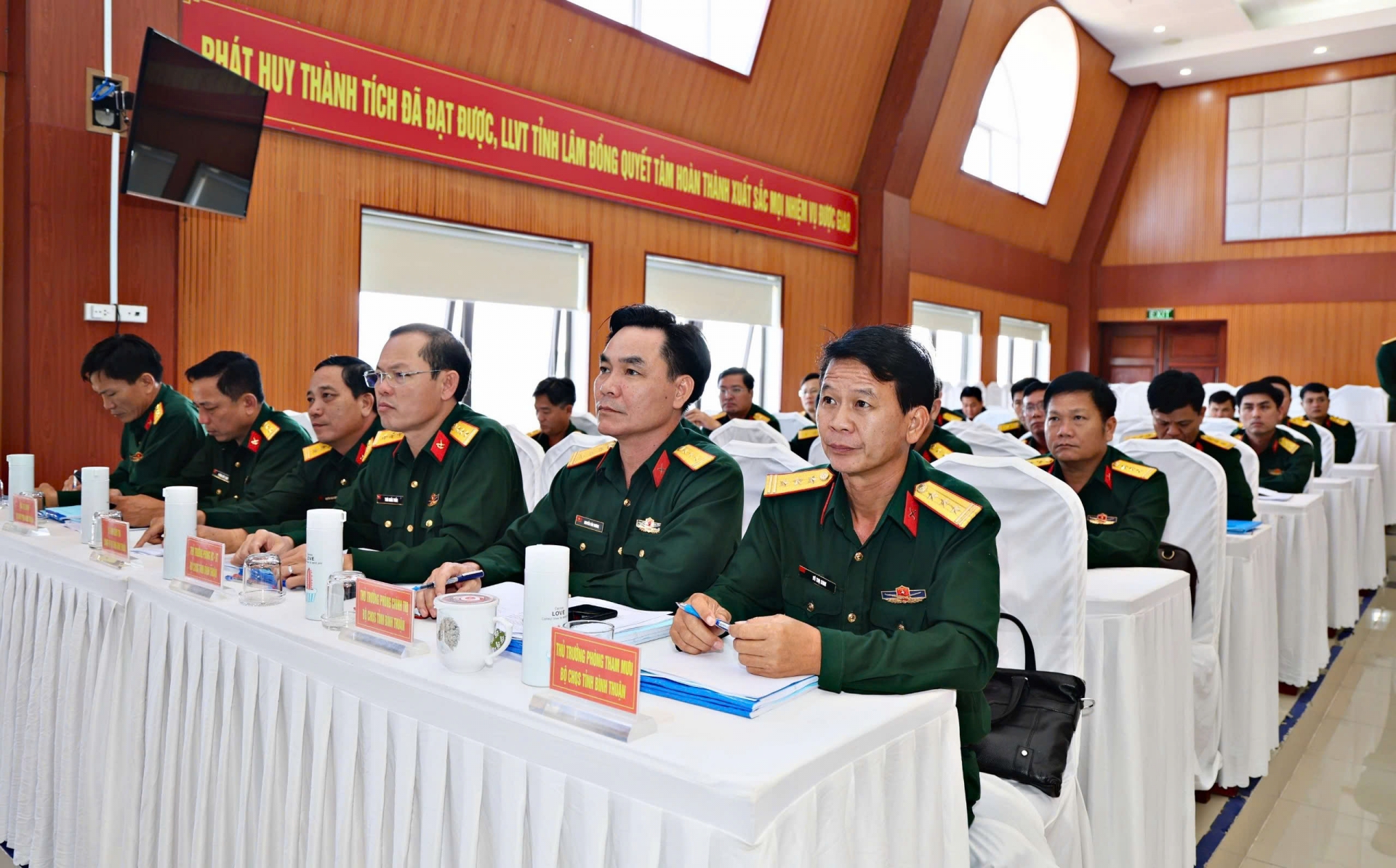 Các đồng chí trong Bộ CHQS tỉnh Bình Thuận tham dự Hội nghị bàn giao