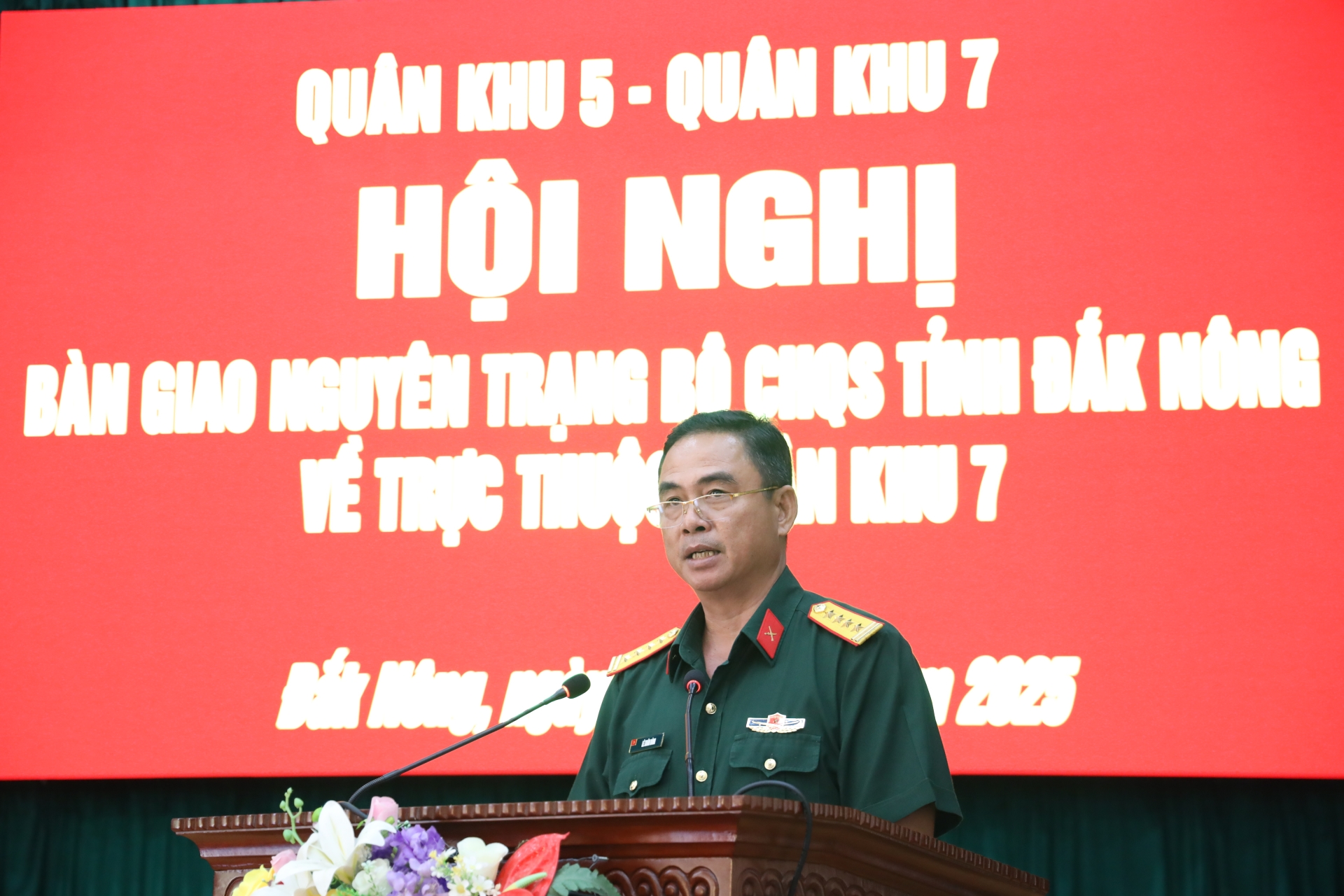 Đại tá Lê Xuân Bình, Phó Tư lệnh, Tham mưu trưởng Quân khu 7 phát biểu tại Hội nghị bàn giao