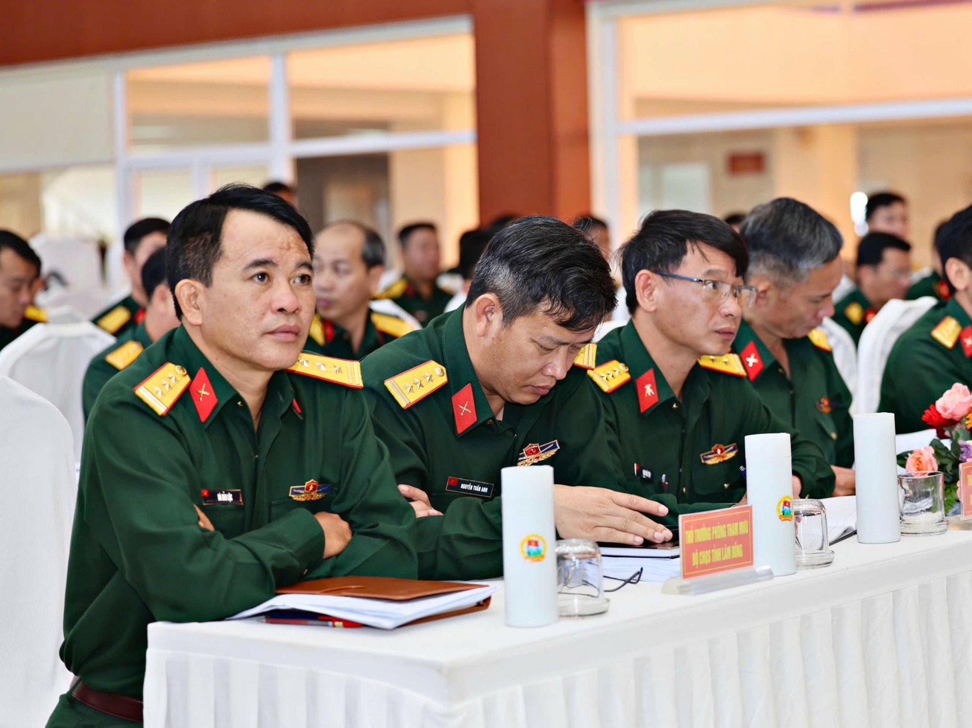 Các đồng chí trong Bộ CHQS tỉnh Lâm Đồng tham dự Hội nghị bàn giao