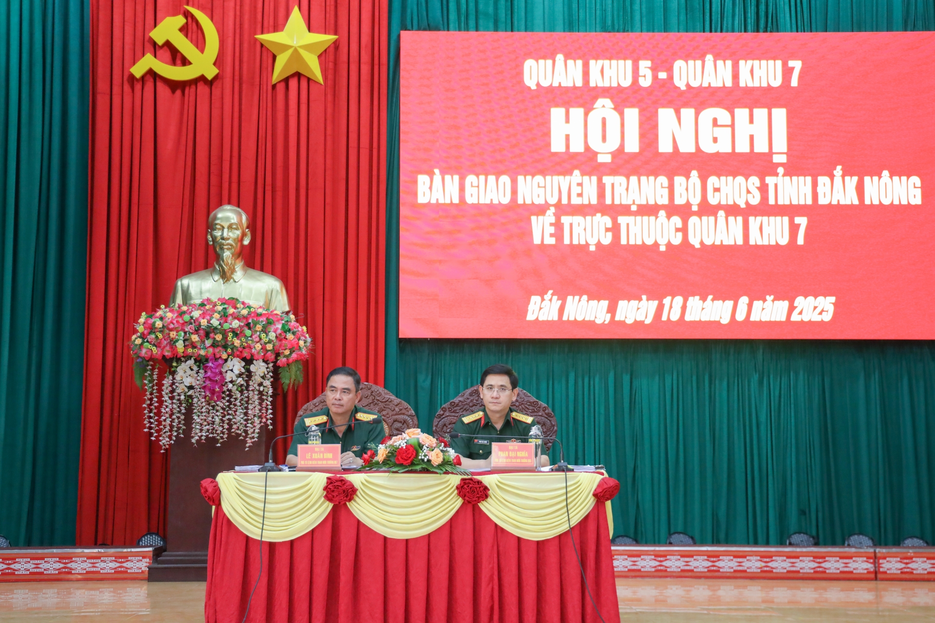 Các đồng chí chủ trì Hội nghị