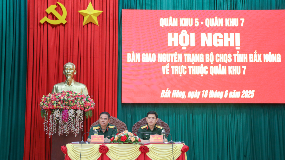 Bàn giao nguyên trạng Bộ CHQS tỉnh Đắk Nông về trực thuộc Quân khu 7