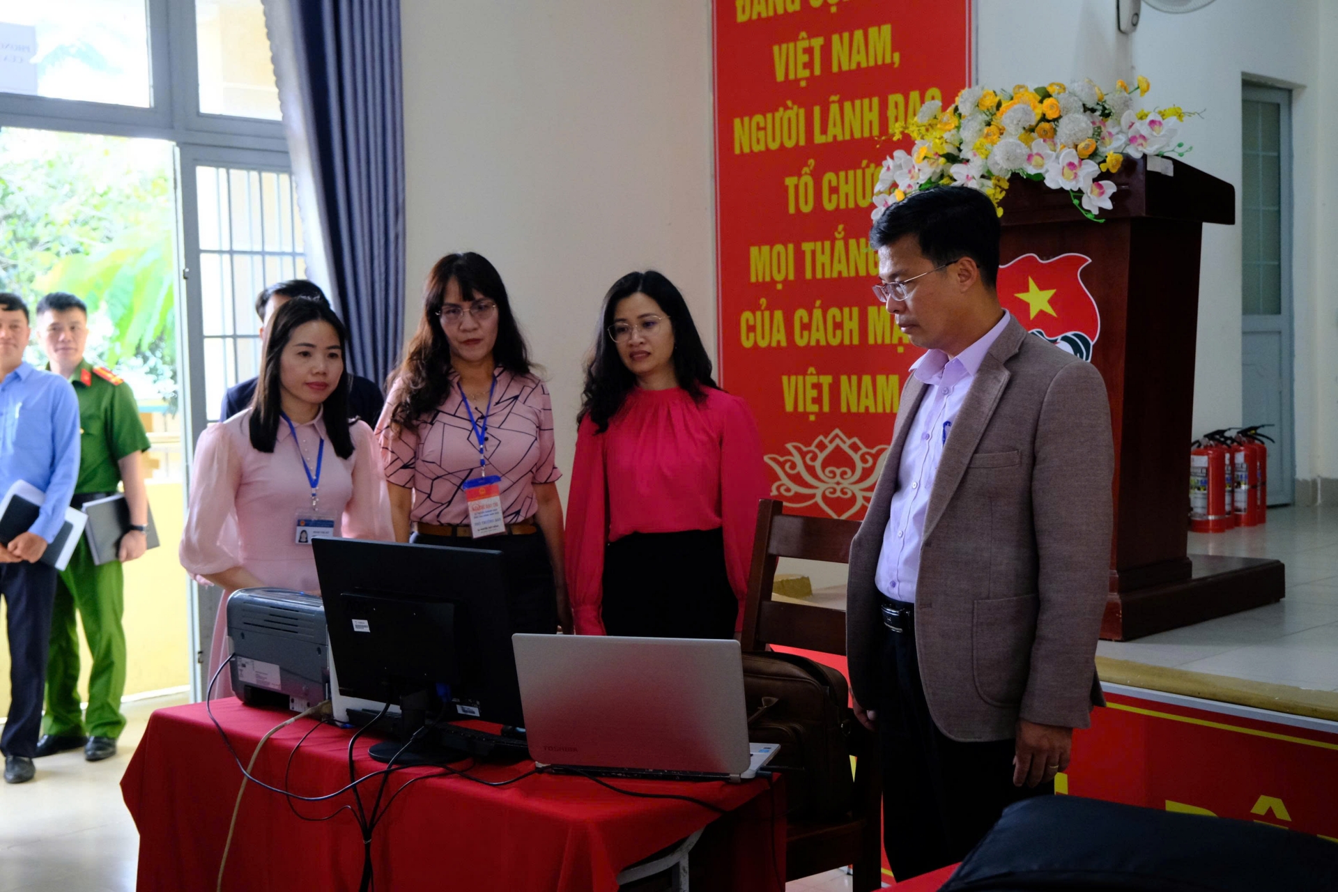 Phó Chủ tịch UBND tỉnh Đinh Văn Tuấn cùng đoàn công tác kiểm tra tại Hội đồng thi Trường THPT Lộc Thanh, TP Bảo Lộc