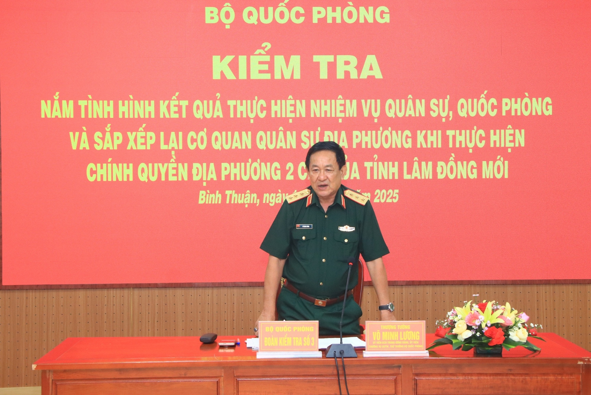 Thượng tướng Võ Minh Lương, Ủy viên Trung ương Đảng, Ủy viên Thường vụ Quân ủy Trung ương, Thứ trưởng Bộ Quốc phòng trưởng đoàn công tác (ảnh Báo Quân khu 7)