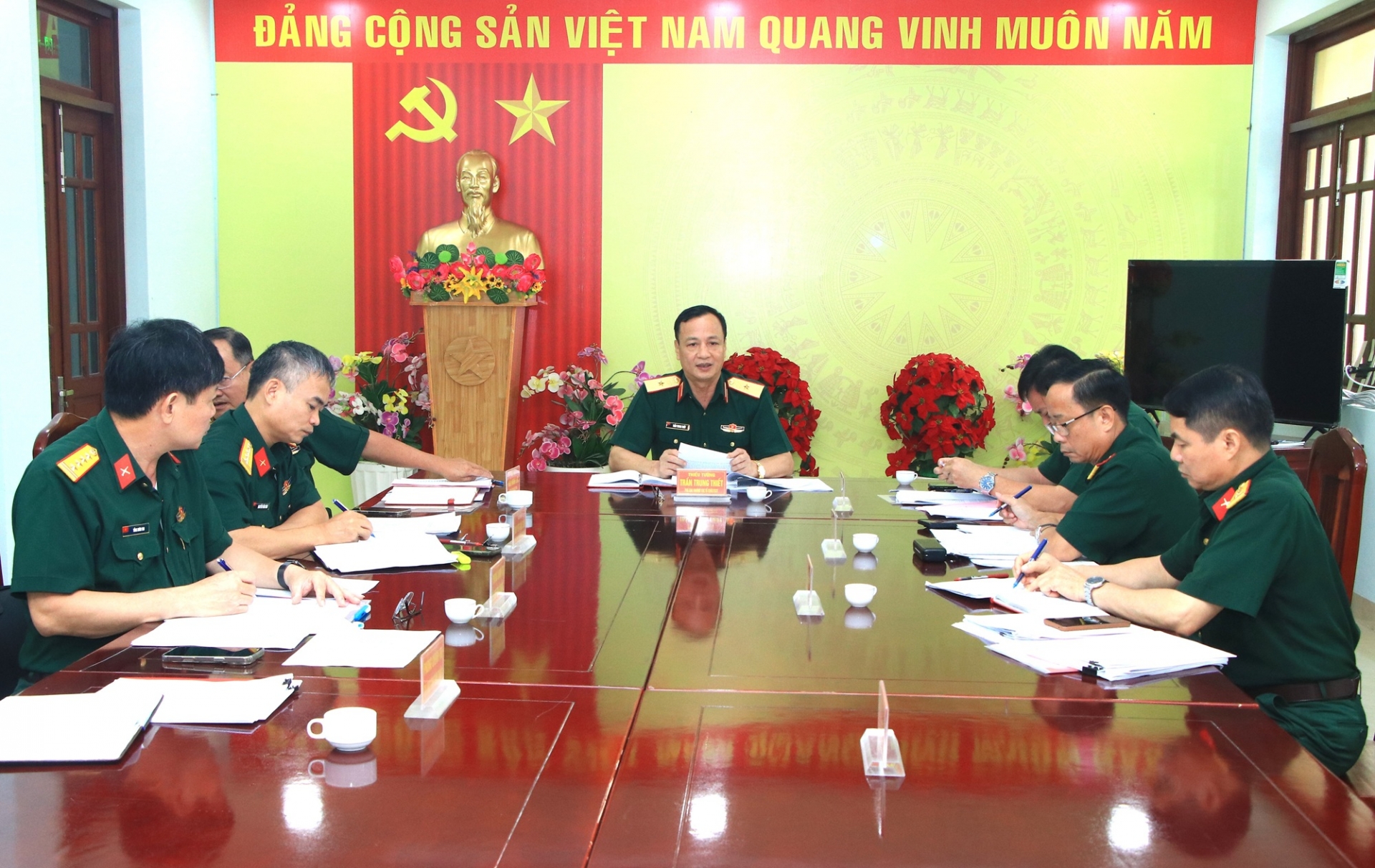 Đại tá Nguyễn Văn Sơn - Chính uỷ Bộ CHQS tỉnh Lâm Đồng (thứ 2 từ trái qua) trong nội dung làm việc với Tổng cục Chính trị về công tác Đảng, công tác chính trị tỉnh Lâm Đồng mới (ảnh Báo Quân khu 7)