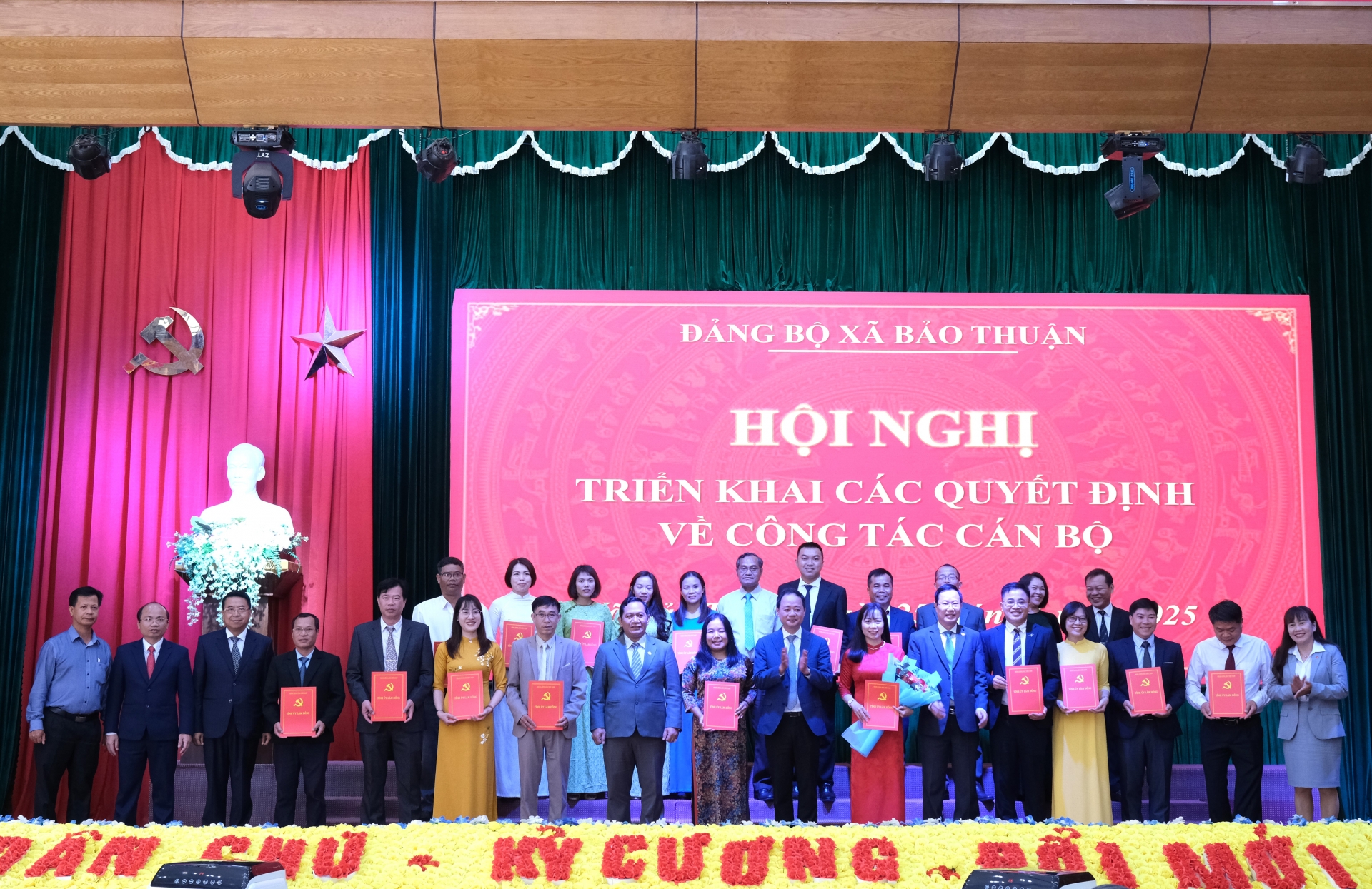 Ban Chấp hành Đảng bộ xã Bảo Thuận chụp hình lưu niệm với các đồng chí lãnh đạo tỉnh