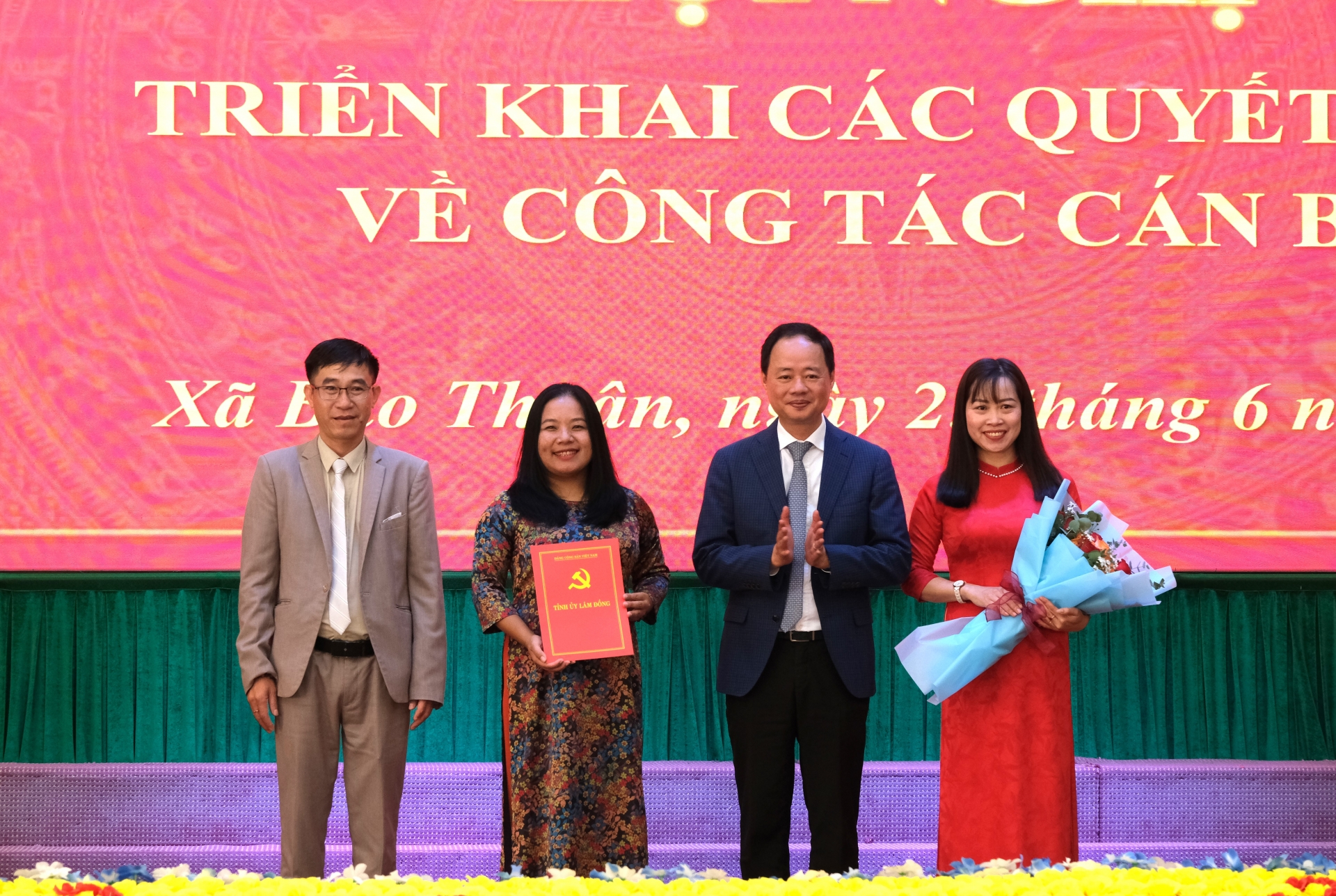 Đồng chí Trần Hồng Thái - Phó Bí thư Tỉnh ủy, Chủ tịch UBND tỉnh Lâm Đồng trao quyết định về công tác cán bộ cho Thường trực Đảng ủy xã Bảo Thuận