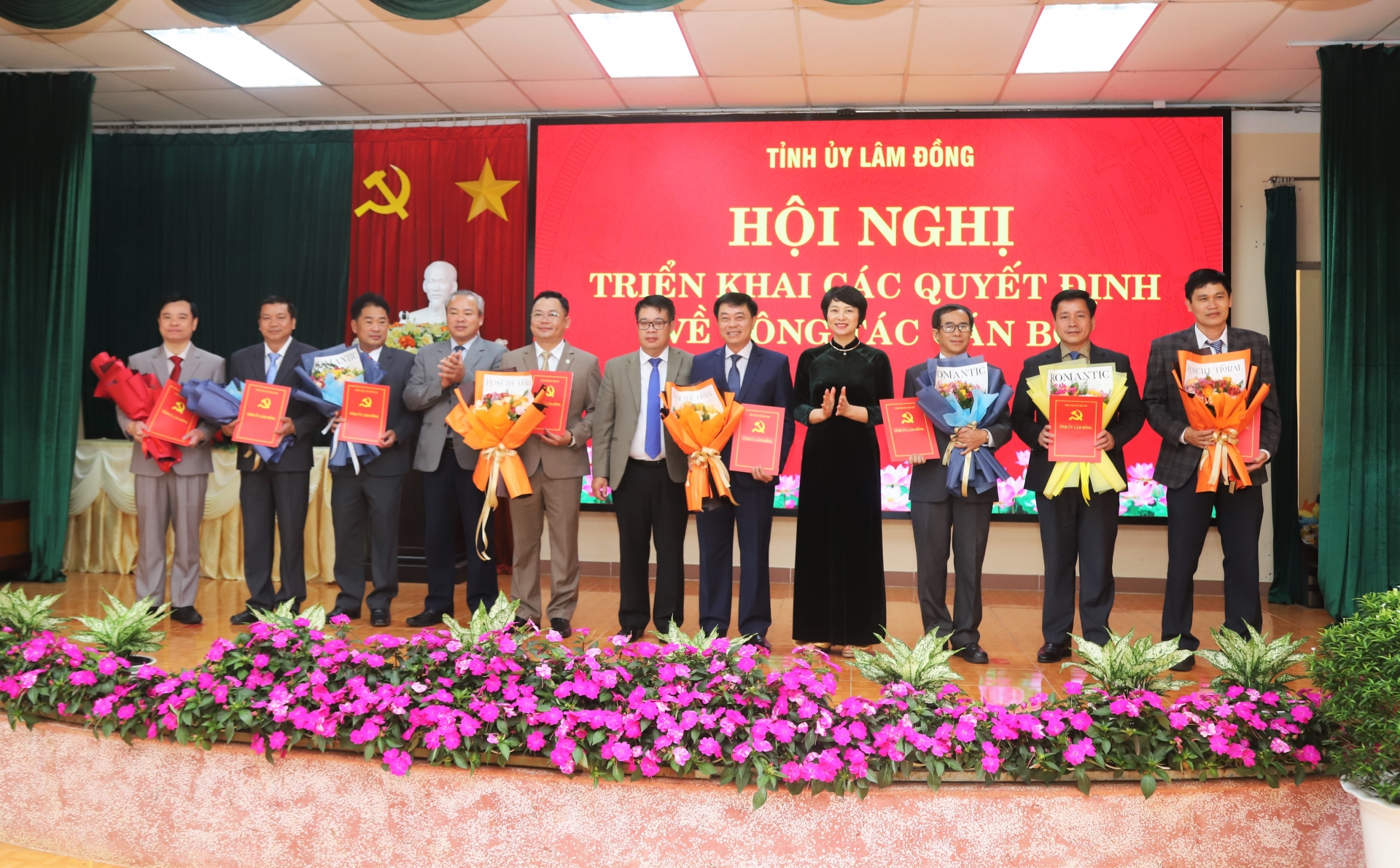 Đồng chí Phạm Thị Phúc - Phó Bí thư Tỉnh ủy, Chủ tịch HĐND tỉnh và các đồng chí lãnh đạo tỉnh trao Quyết định trao quyết định về công tác cán bộ cho Ban Thường vụ Đảng ủy Phường 3 Bảo Lộc