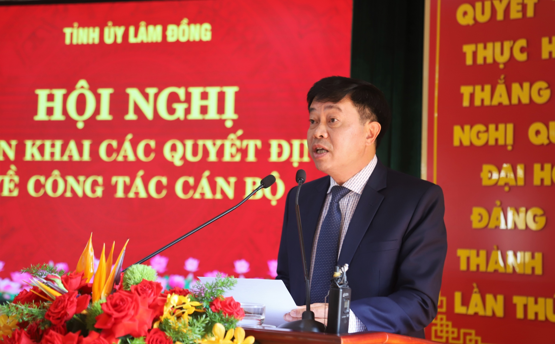 Thay mặt các đồng chí lãnh đạo