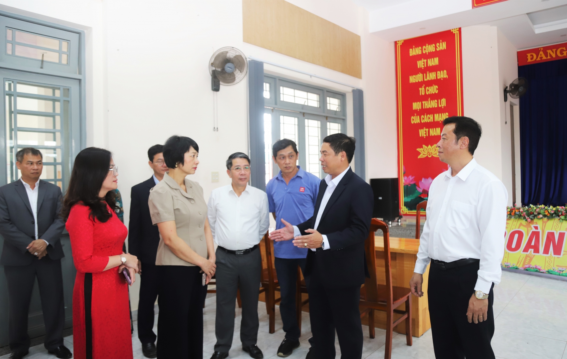 Đồng chí Phạm Thị Phúc - Phó Bí thư Tỉnh ủy, Chủ tịch HĐND tỉnh nghe báo cáo của lãnh đạo TP Bảo Lộc về công tác chuẩn bị các điều kiện để các phường mới đi vào hoạt động từ ngày 1/7