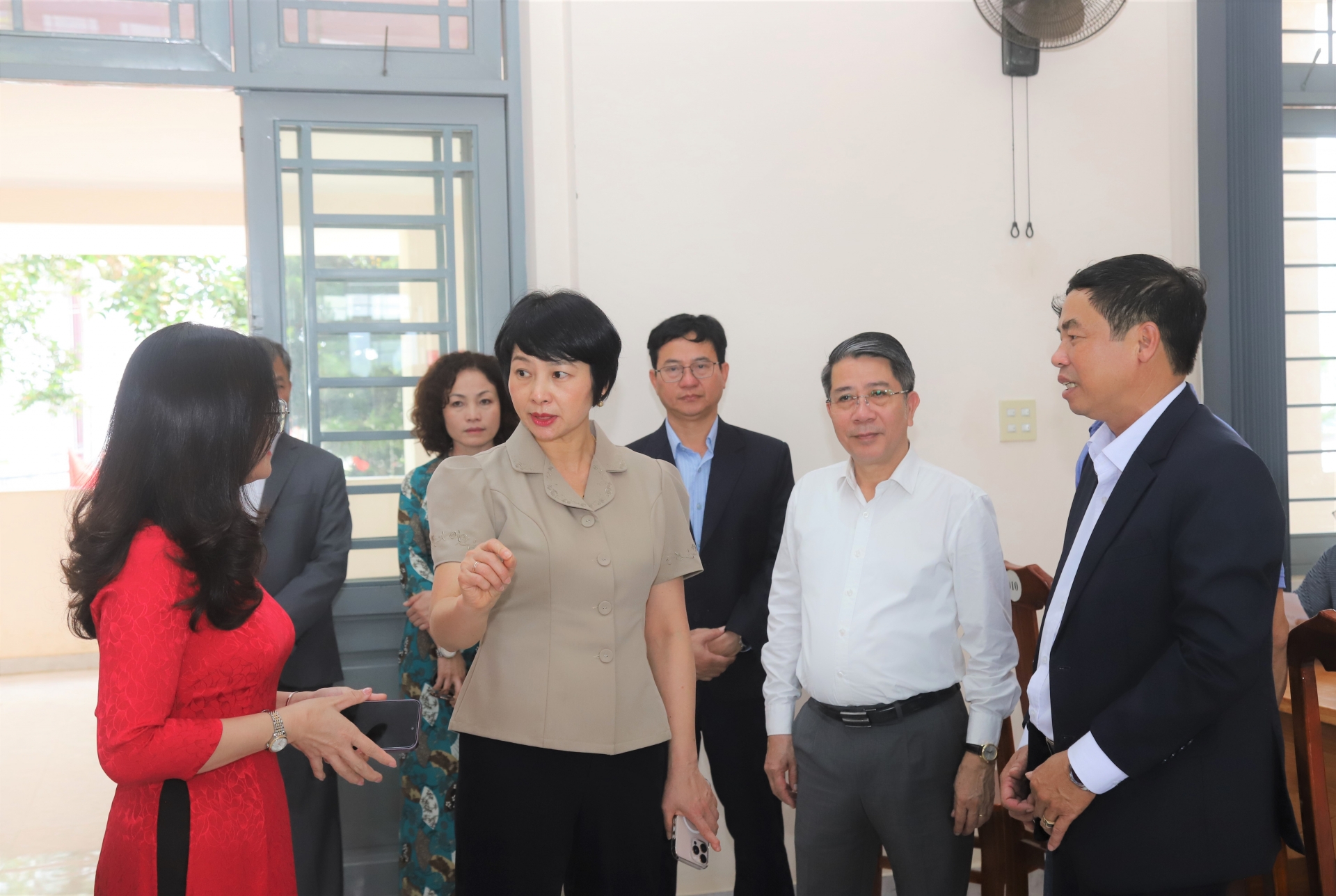 Đồng chí Phạm Thị Phúc - Phó Bí thư Tỉnh ủy, Chủ tịch HĐND tỉnh trao đổi, giao nhiệm vụ qua công tác kiểm tra thực tế