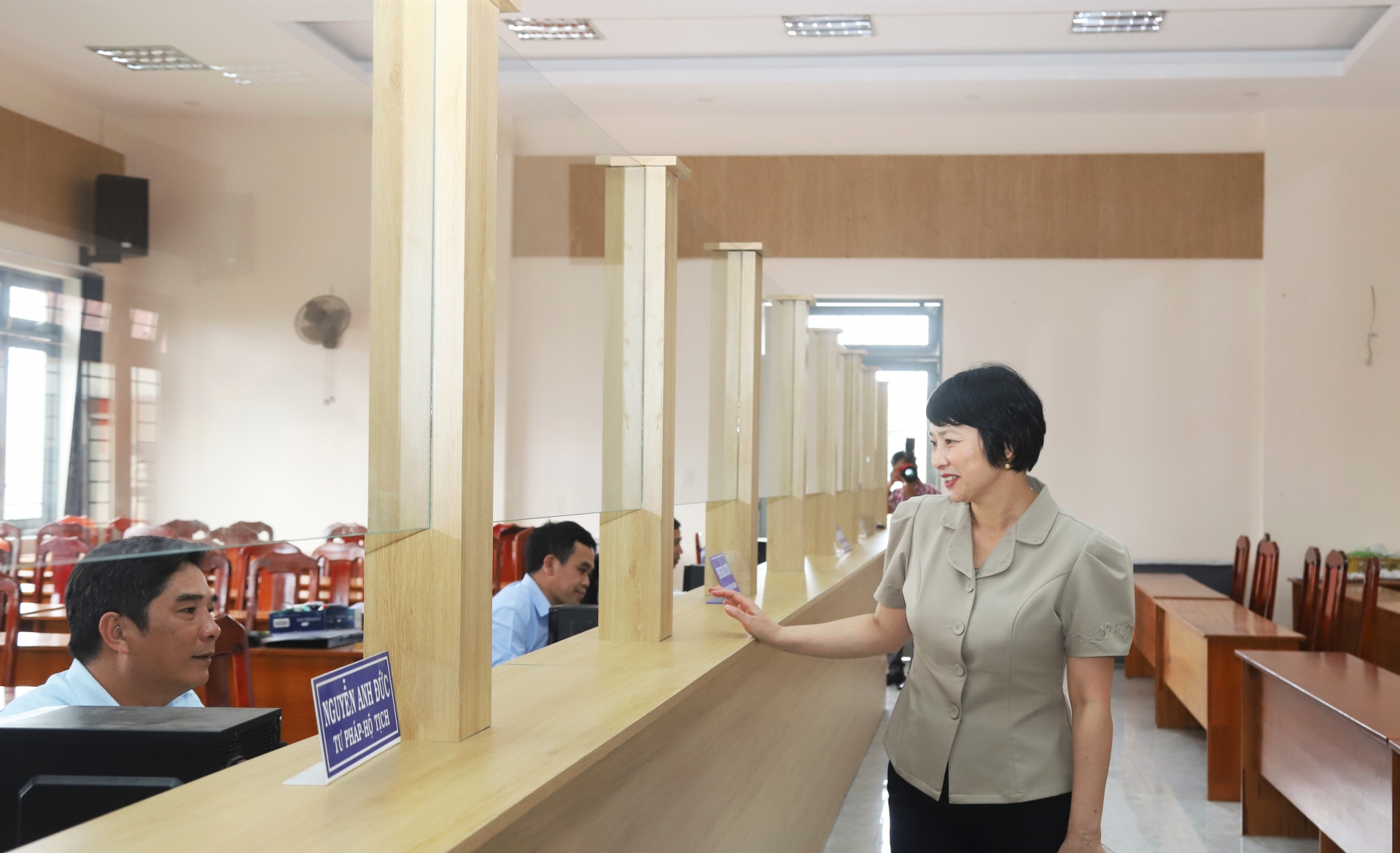 Đồng chí Phạm Thị Phúc - Phó Bí thư Tỉnh ủy, Chủ tịch HĐND tỉnh kiểm tra tại khu vực Trung tâm hành chính công Phường 3 Bảo Lộc