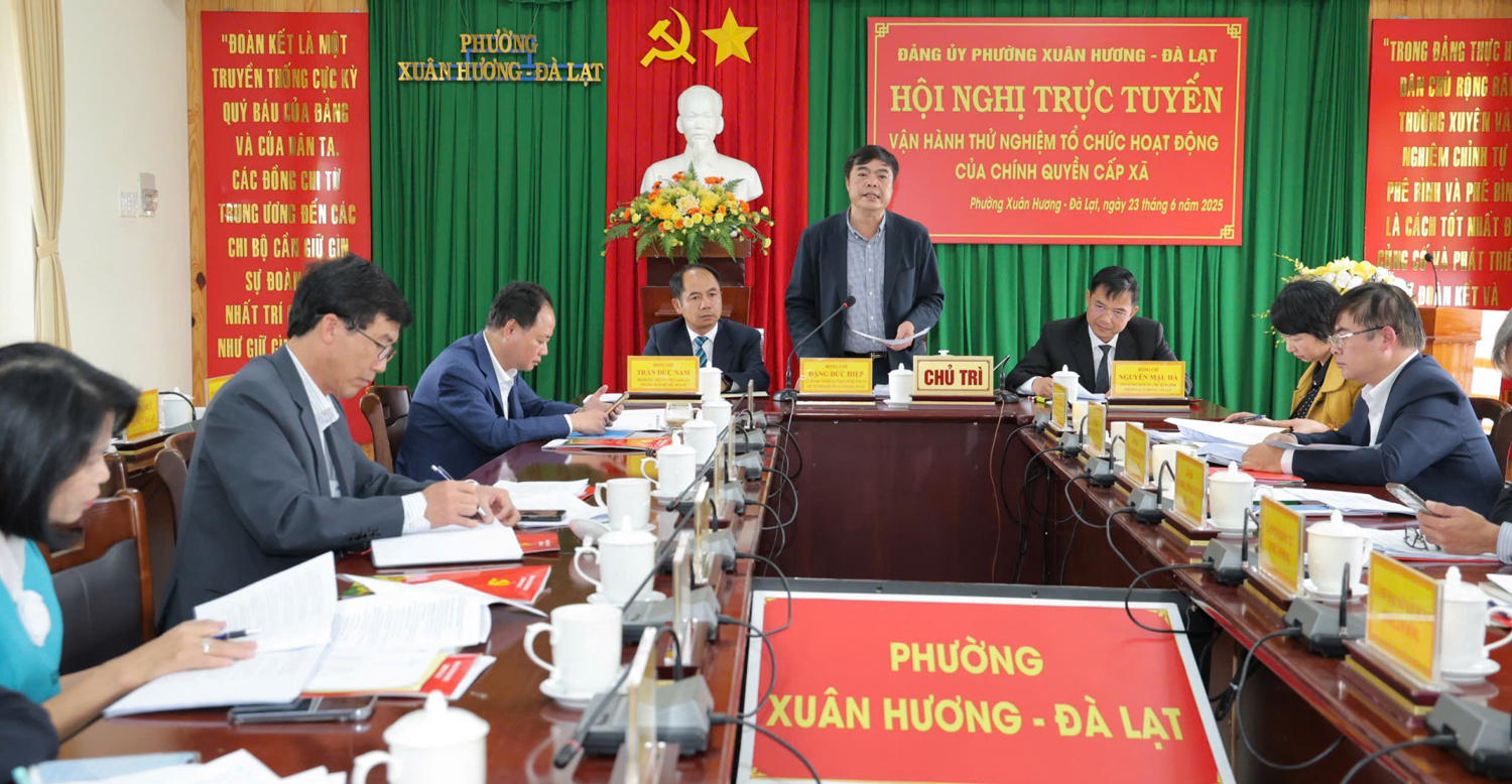 Đồng chí Đặng Đức Hiệp - Bí thư Đảng ủy phường Xuân Hương - Đà Lạt điều hành tại Hội nghị trực tuyến tại điểm cầu phường Xuân Hương - Đà Lạt