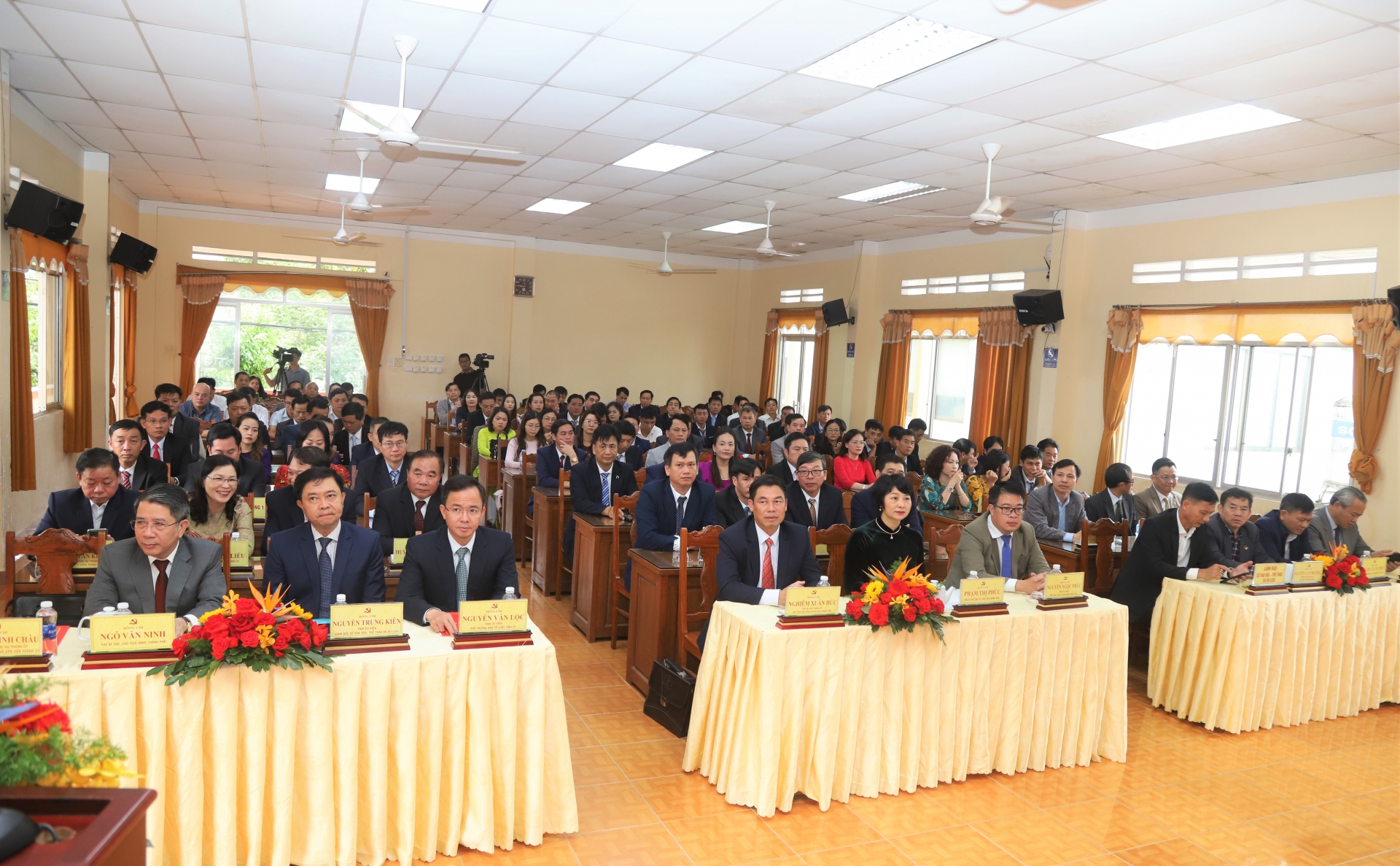 Quang cảnh Hội nghị công bố các quyết định công tác cán bộ các phường mới tại TP Bảo Lộc