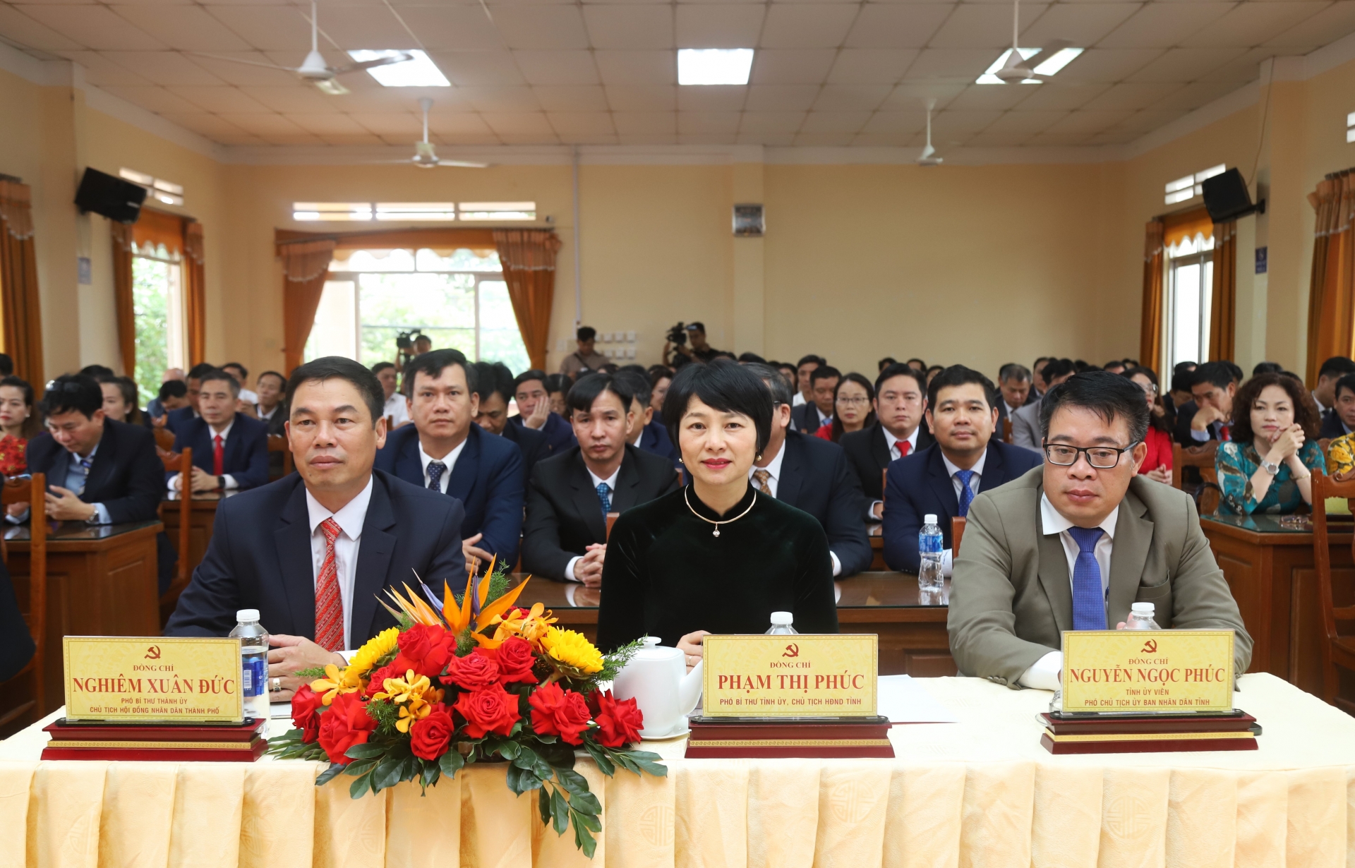 Đồng chí Phạm Thị Phúc - Phó Bí thư Thường trực Tỉnh ủy, Chủ tịch HĐND tỉnh Lâm Đồng cùng các đại biểu dự hội nghị Công bố quyết định về công tác cán bộ tại 4 phường mới tại TP Bảo Lộc