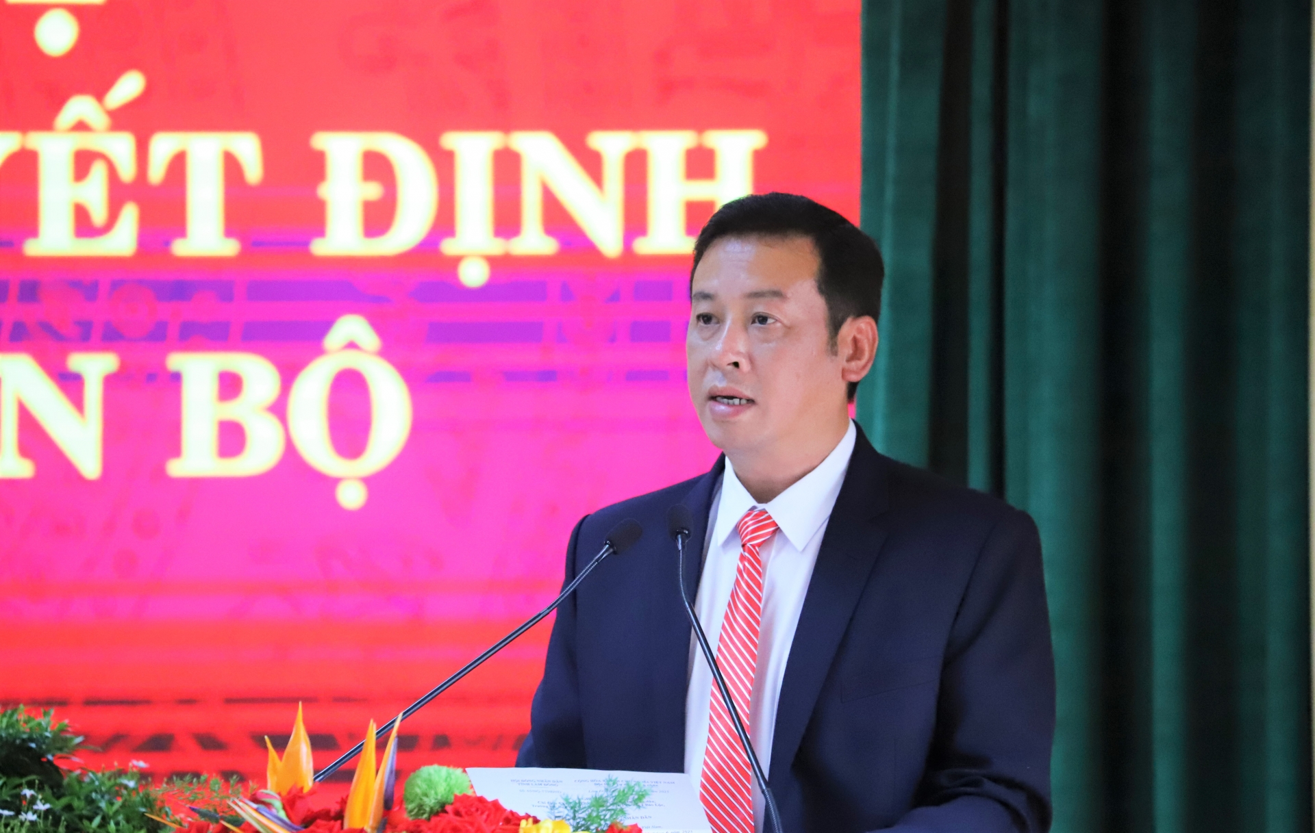 Thừa ủy quyền của Ban Tổ chức Tỉnh ủy, đồng chí Nguyễn Minh Châu - Trưởng Ban Tuyên giáo và Dân vận Thành ủy Bảo Lộc công bố các quyết định của Ban Thường vụ Tỉnh ủy