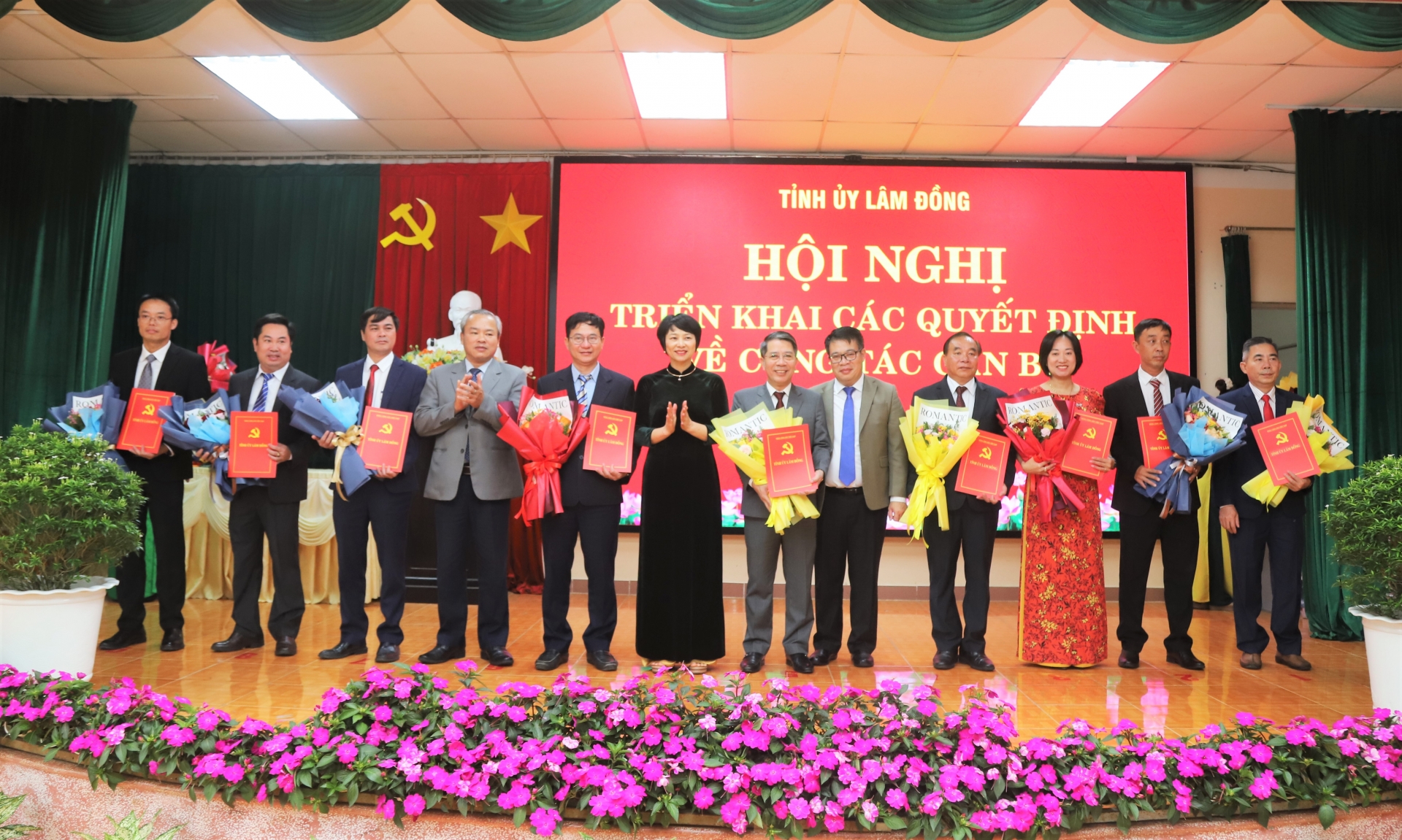 Đồng chí Phạm Thị Phúc - Phó Bí thư Thường trực Tỉnh ủy, Chủ tịch HĐND tỉnh và các đồng chí lãnh đạo tỉnh trao quyết định công tác cán bộ cho Ban Thường vụ Đảng ủy Phường 1 Bảo Lộc