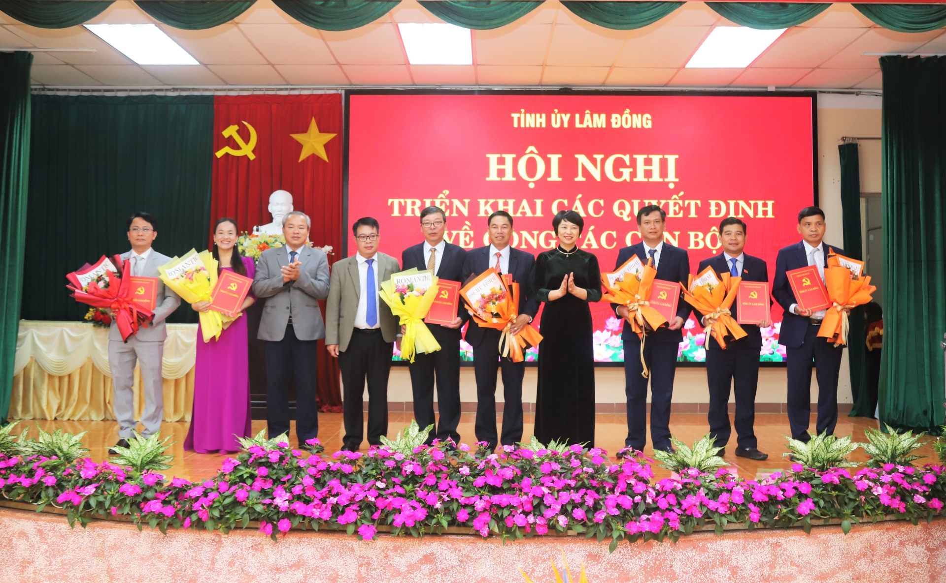 
Đồng chí Phạm Thị Phúc - Phó Bí thư Tỉnh ủy, Chủ tịch HĐND tỉnh và các đồng chí lãnh đạo tỉnh trao Quyết định trao quyết định về công tác cán bộ cho Ban Thường vụ Đảng ủy Phường 2 Bảo Lộc