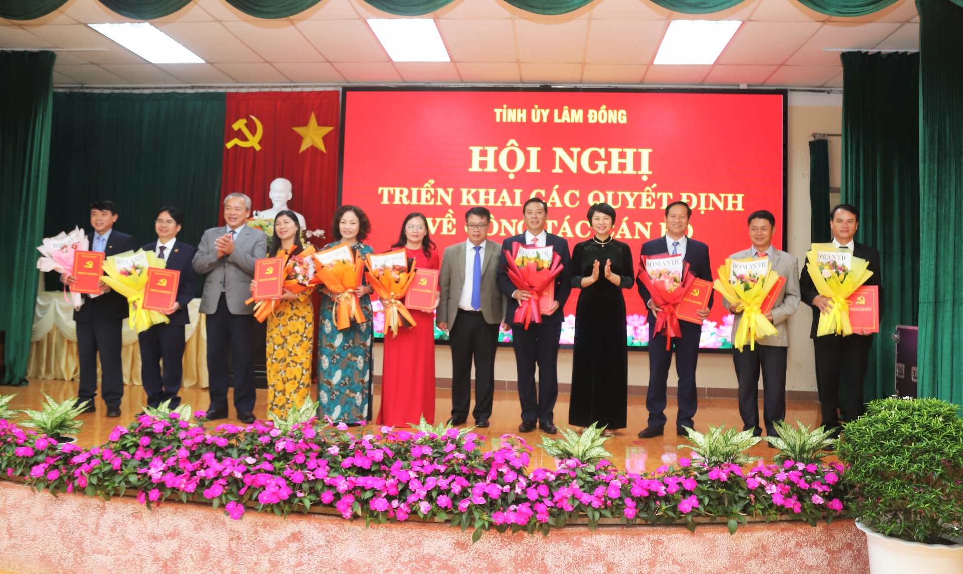 Đồng chí Phạm Thị Phúc - Phó Bí thư Tỉnh ủy, Chủ tịch HĐND tỉnh và các đồng chí lãnh đạo tỉnh trao Quyết định trao quyết định về công tác cán bộ cho Ban Thường vụ Đảng ủy Phường 3 Bảo Lộc
