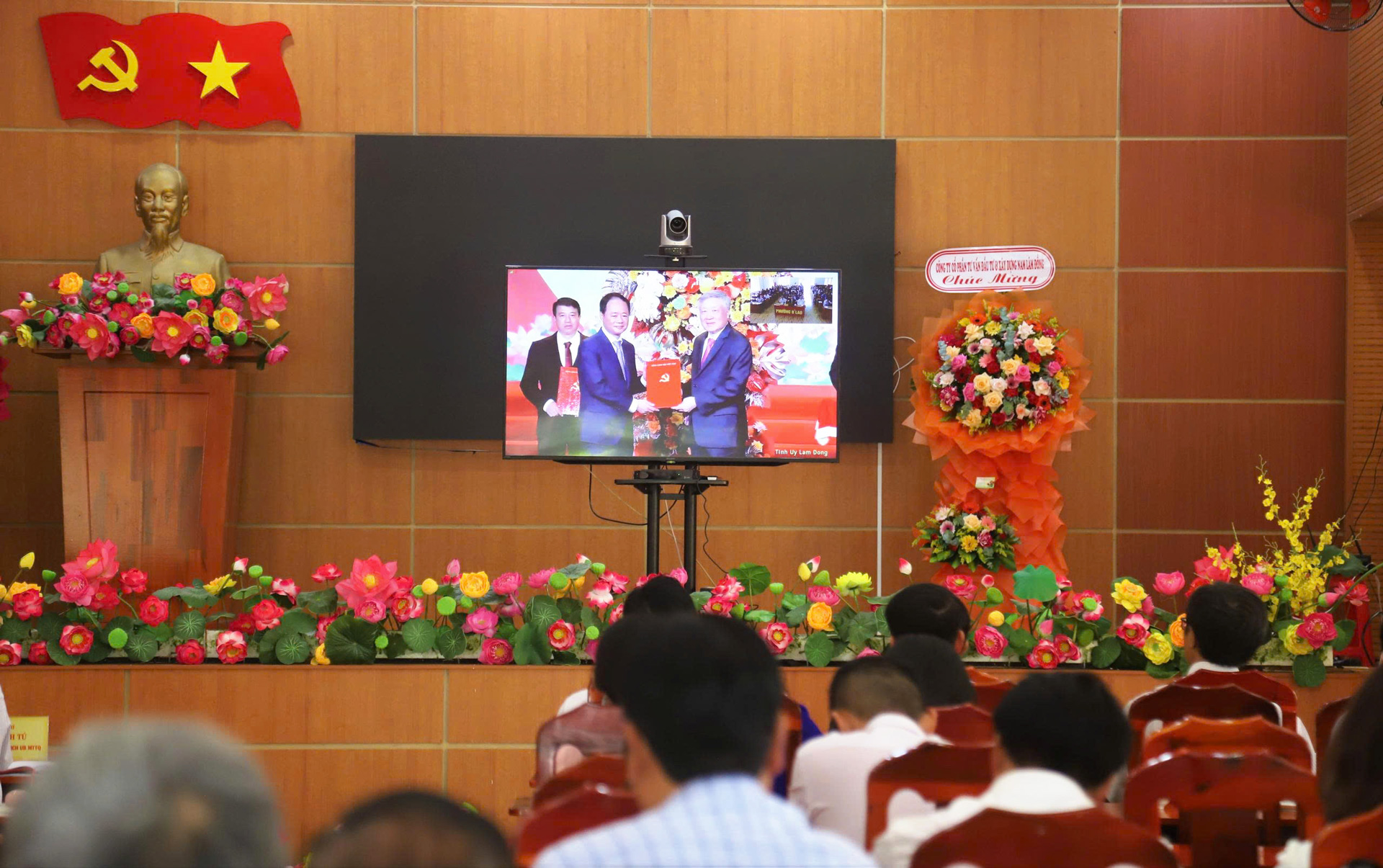 Cán bộ, đảng viên và Nhân dân chứng kiến thời khắc đồng chí Nguyễn Hòa Bình - Ủy viên Bộ Chính trị, Phó Thủ tướng Thường trực Chính phủ trao các nghị quyết, quyết định của Trung ương cho Ban Chấp hành Đảng bộ tỉnh Lâm Đồng. Ảnh: Khánh Phúc
