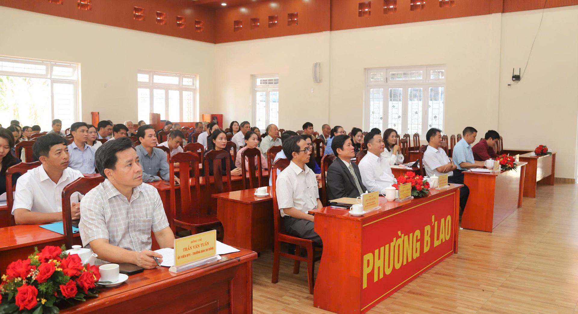 Cán bộ, đảng viên và Nhân dân dự lễ công bố Nghị quyết, Quyết định của Trung ương và địa phương về sắp xếp đơn vị hành chính cấp tỉnh, cấp xã tỉnh Lâm Đồng (mới) tại điểm cầu Phường BLao