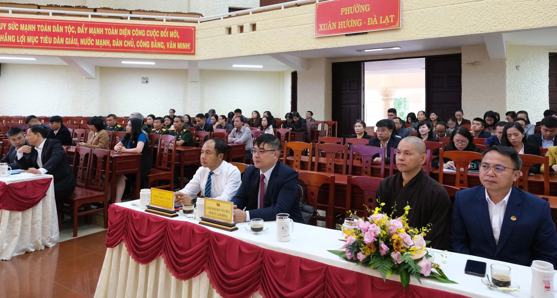Các đại biểu theo dõi Lễ công bố tại điểm cầu phường Xuân Hương - Đà Lạt. Ảnh: Việt Quỳnh
