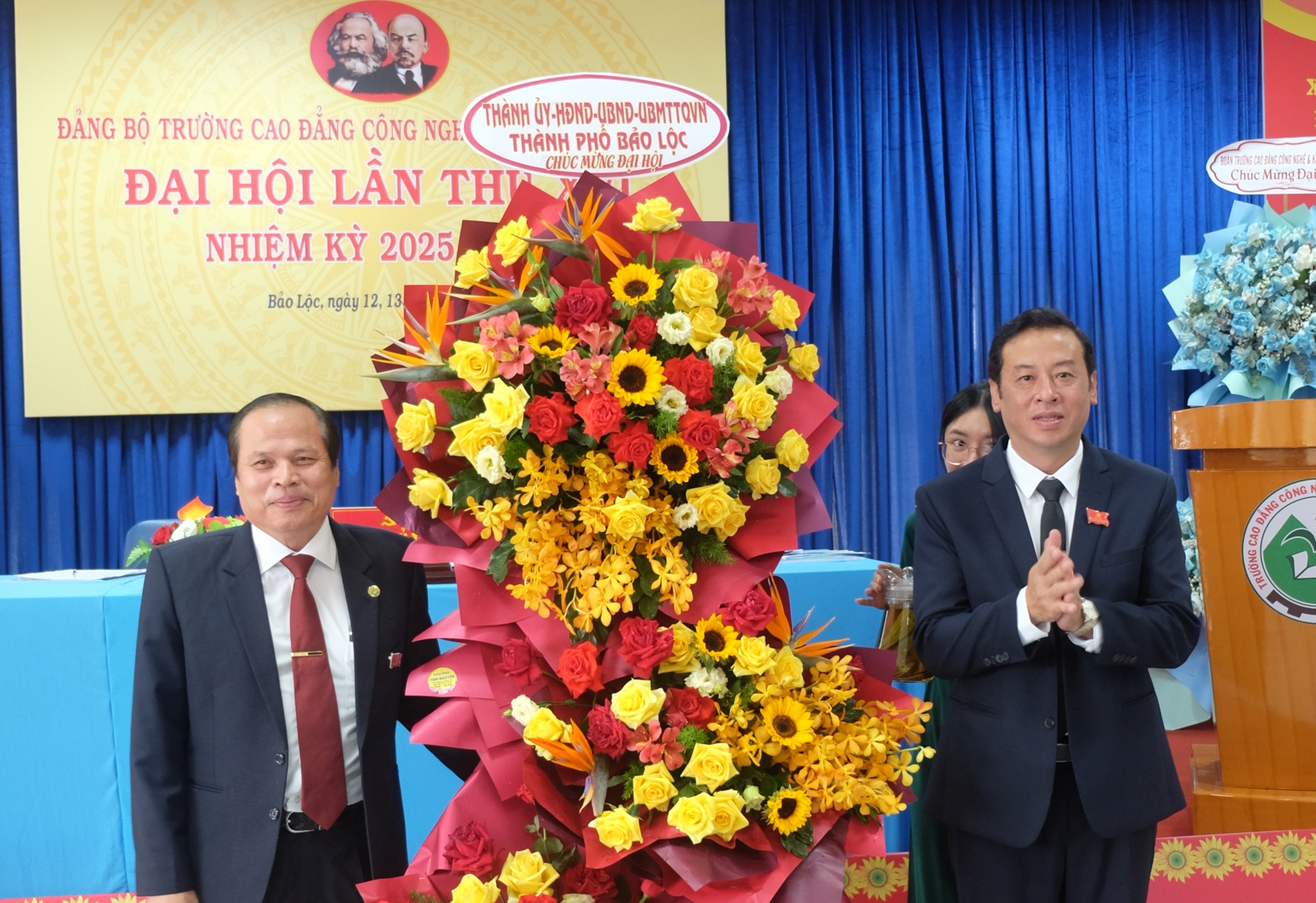 Đồng chí Nguyễn Minh Châu - Trưởng Ban Tuyên giáo và Dân vận Thành ủy tặng hoa chúc mừng Đại hội